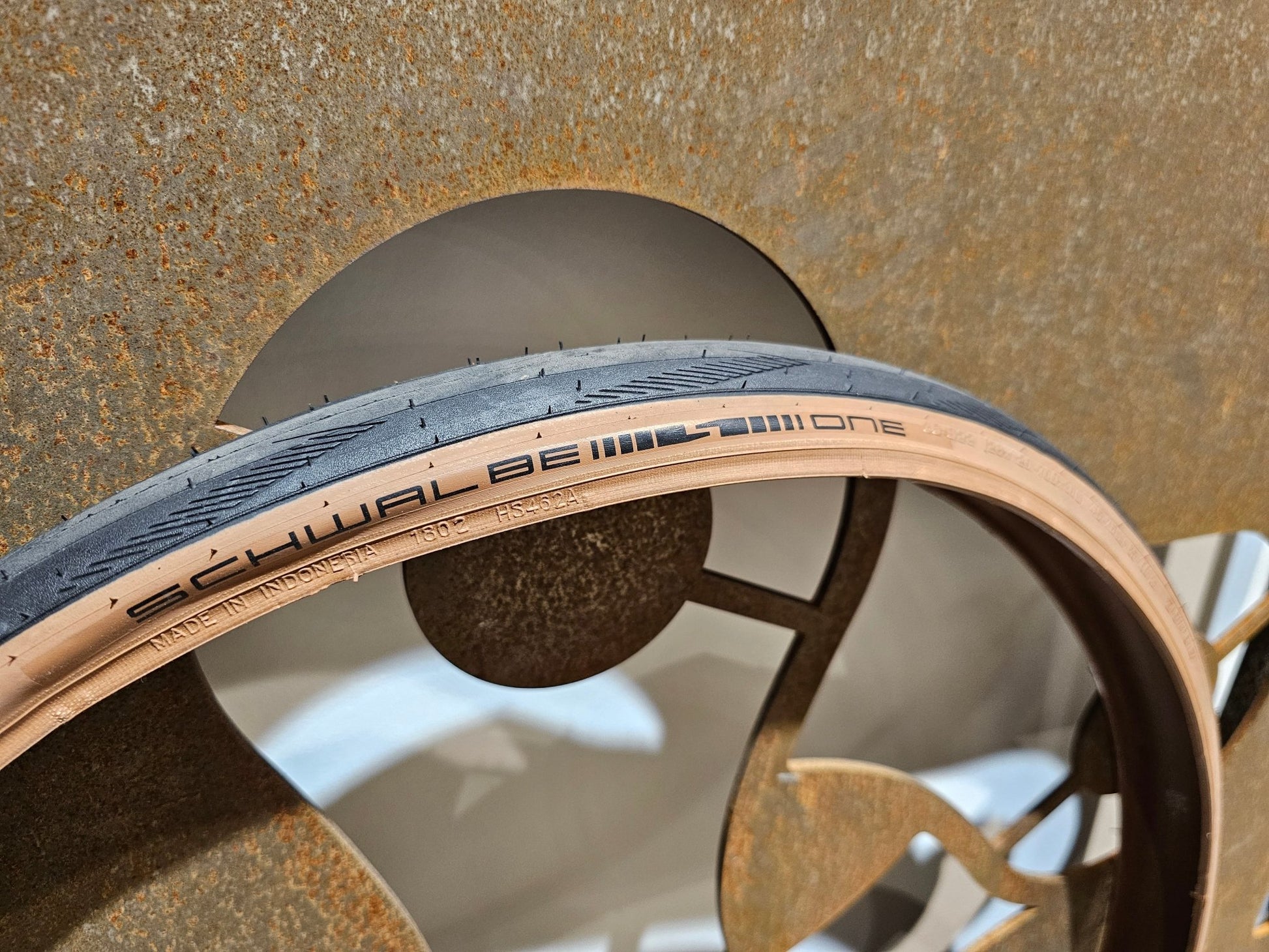 Reifen von Schwalbe, SCHWALBE ONE PERFORMANCE RENNRAD REIFEN 700C X 25 - 32MM DUNKEL BRAUN in variant_title vor USEDBIKES - OB.DE Hintergrund