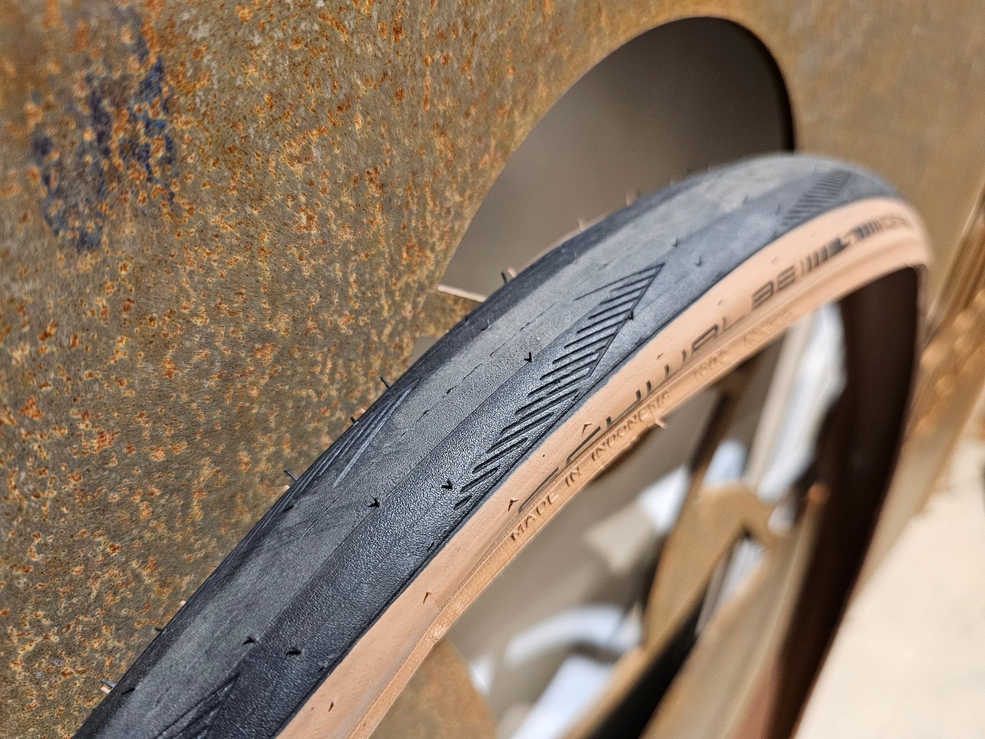 Reifen von Schwalbe, SCHWALBE ONE PERFORMANCE RENNRAD REIFEN 700C X 25 - 32MM DUNKEL BRAUN in variant_title vor USEDBIKES - OB.DE Hintergrund