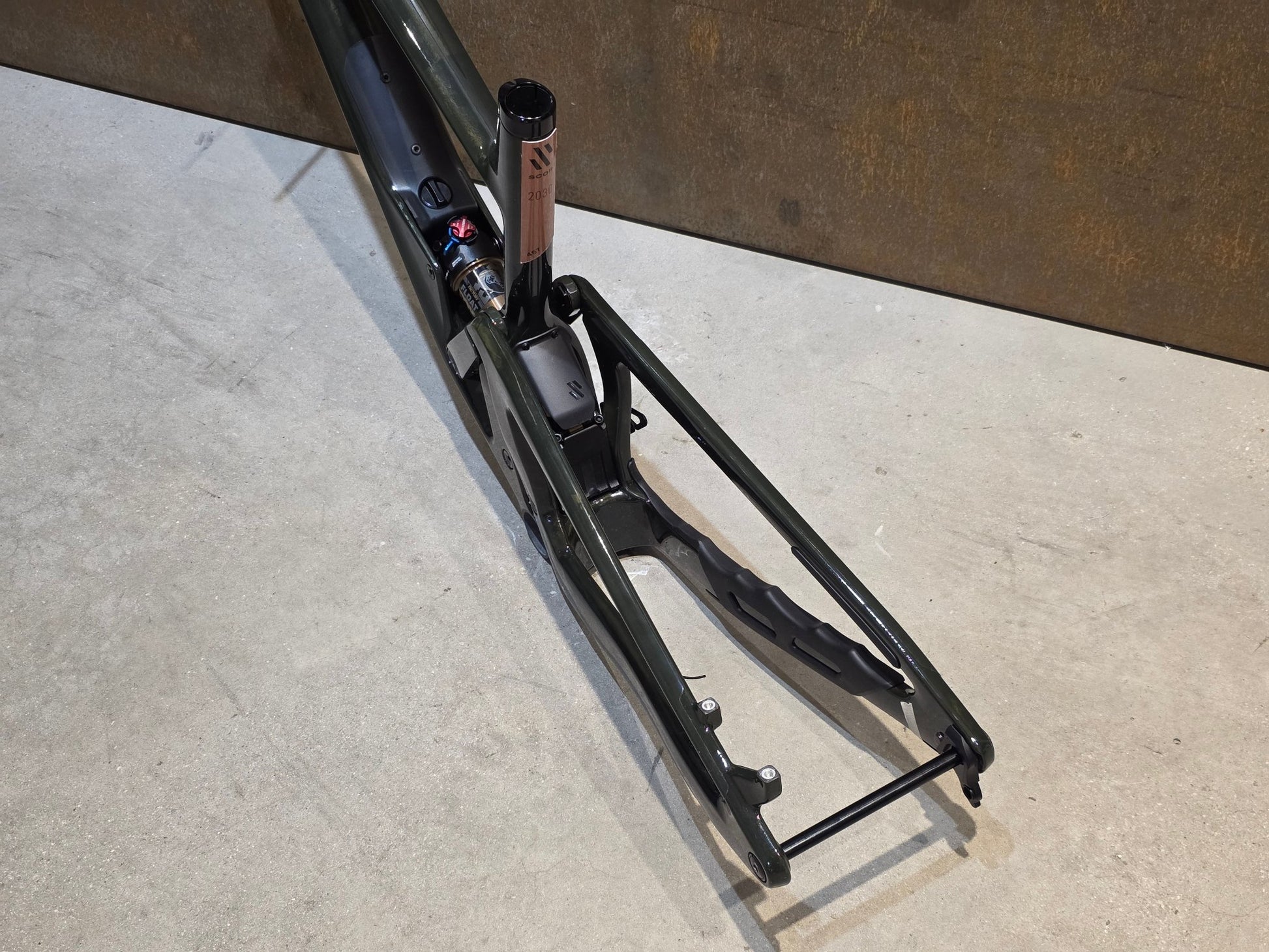 Mountainbikerahmen von Scor, SCOR 2030 CARBON / FOX FACTORY FRAME / M vor USEDBIKES - OB.DE Hintergrund