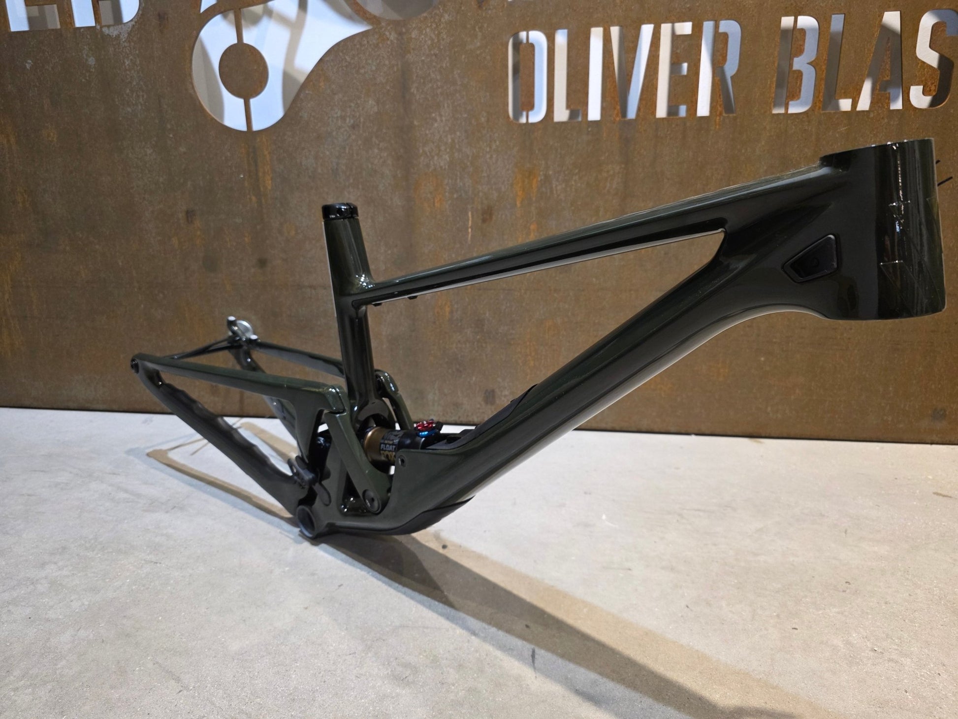 Mountainbikerahmen von Scor, SCOR 2030 CARBON / FOX FACTORY FRAME / M vor USEDBIKES - OB.DE Hintergrund