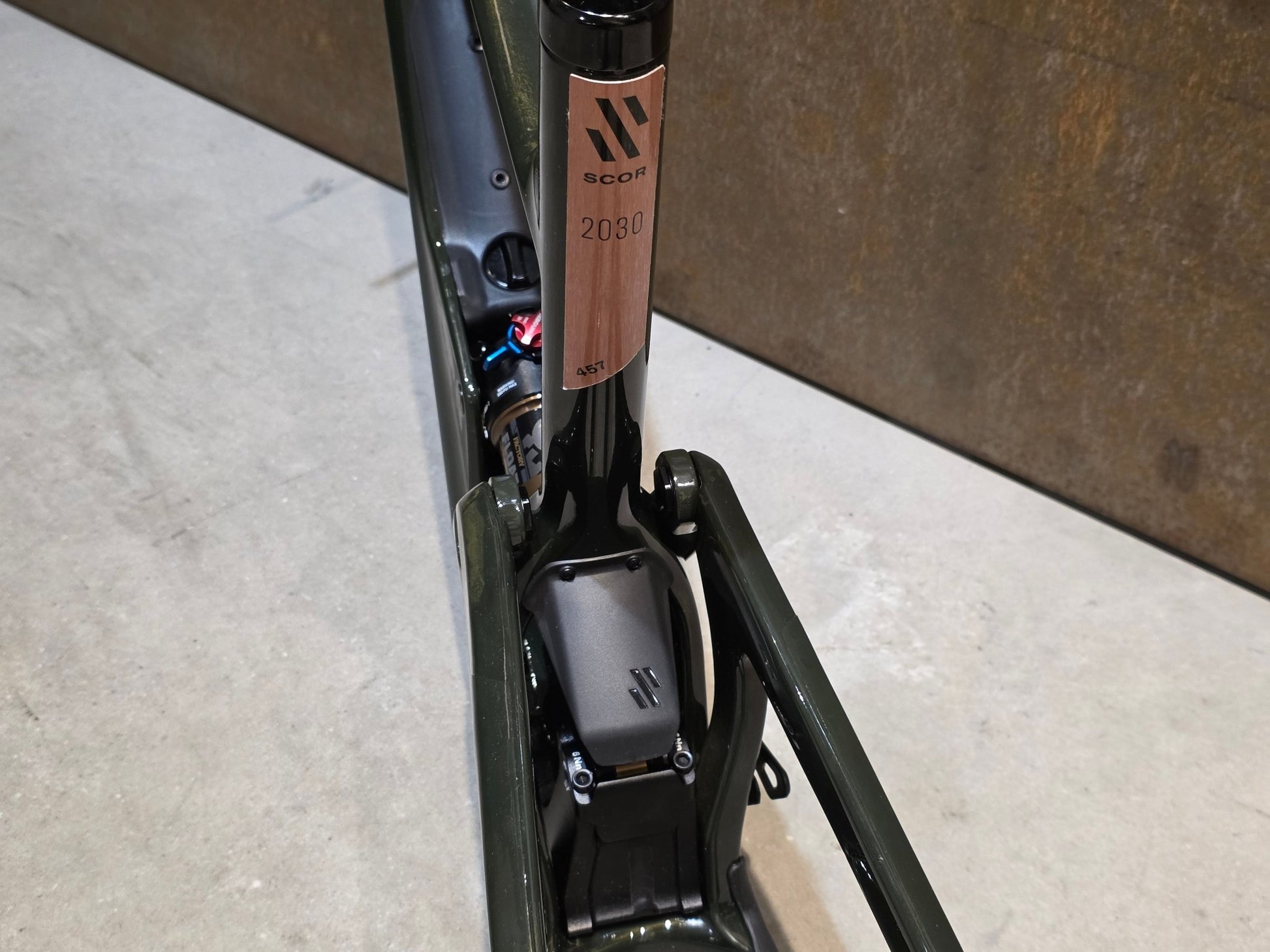 Mountainbikerahmen von Scor, SCOR 2030 CARBON / FOX FACTORY FRAME / M vor USEDBIKES - OB.DE Hintergrund