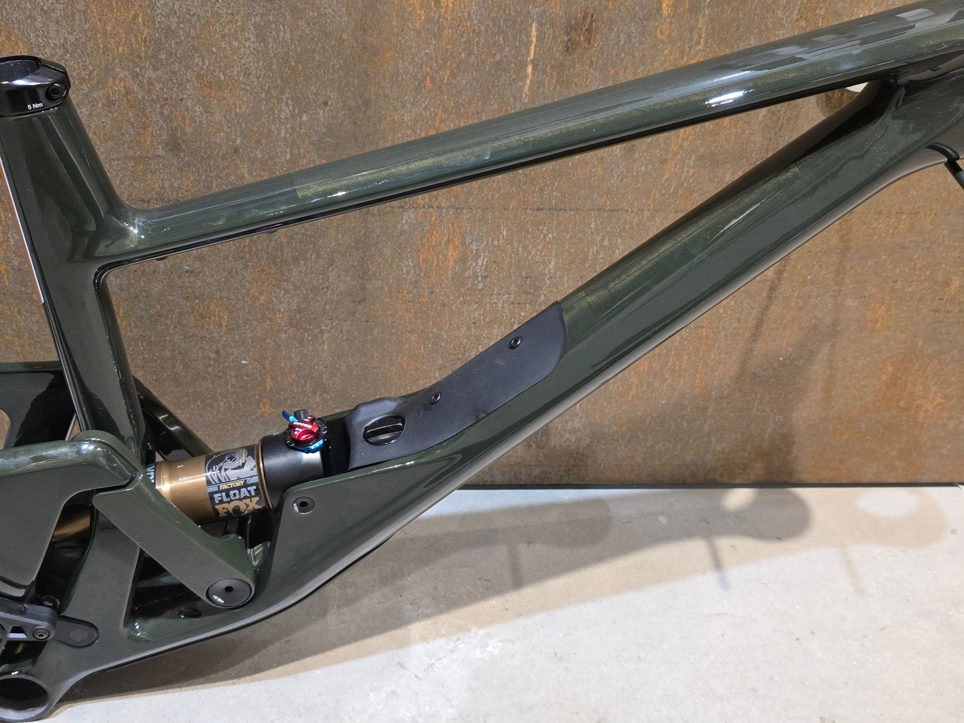 Mountainbikerahmen von Scor, SCOR 2030 CARBON / FOX FACTORY FRAME / M vor USEDBIKES - OB.DE Hintergrund