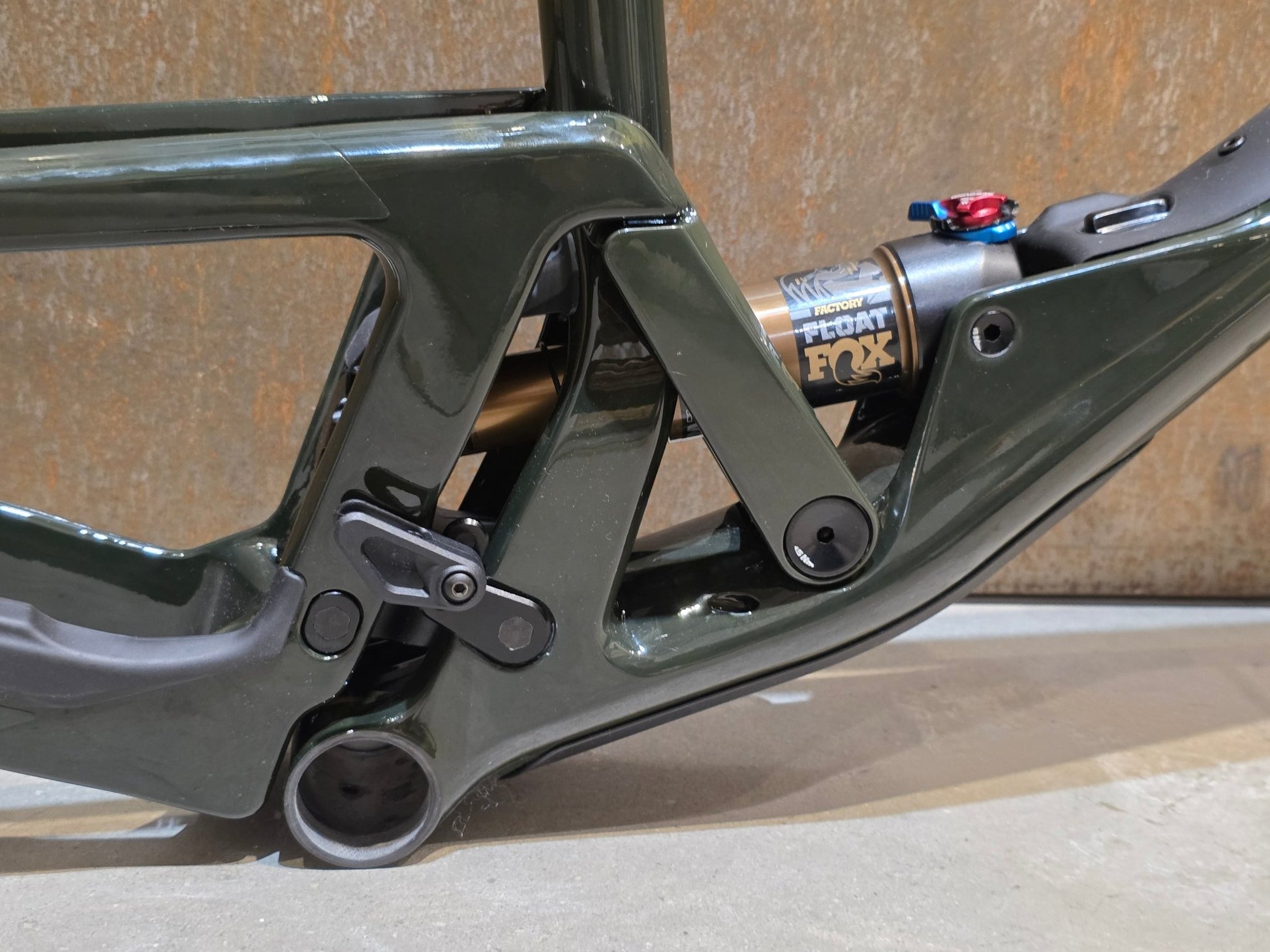 Mountainbikerahmen von Scor, SCOR 2030 CARBON / FOX FACTORY FRAME / M vor USEDBIKES - OB.DE Hintergrund