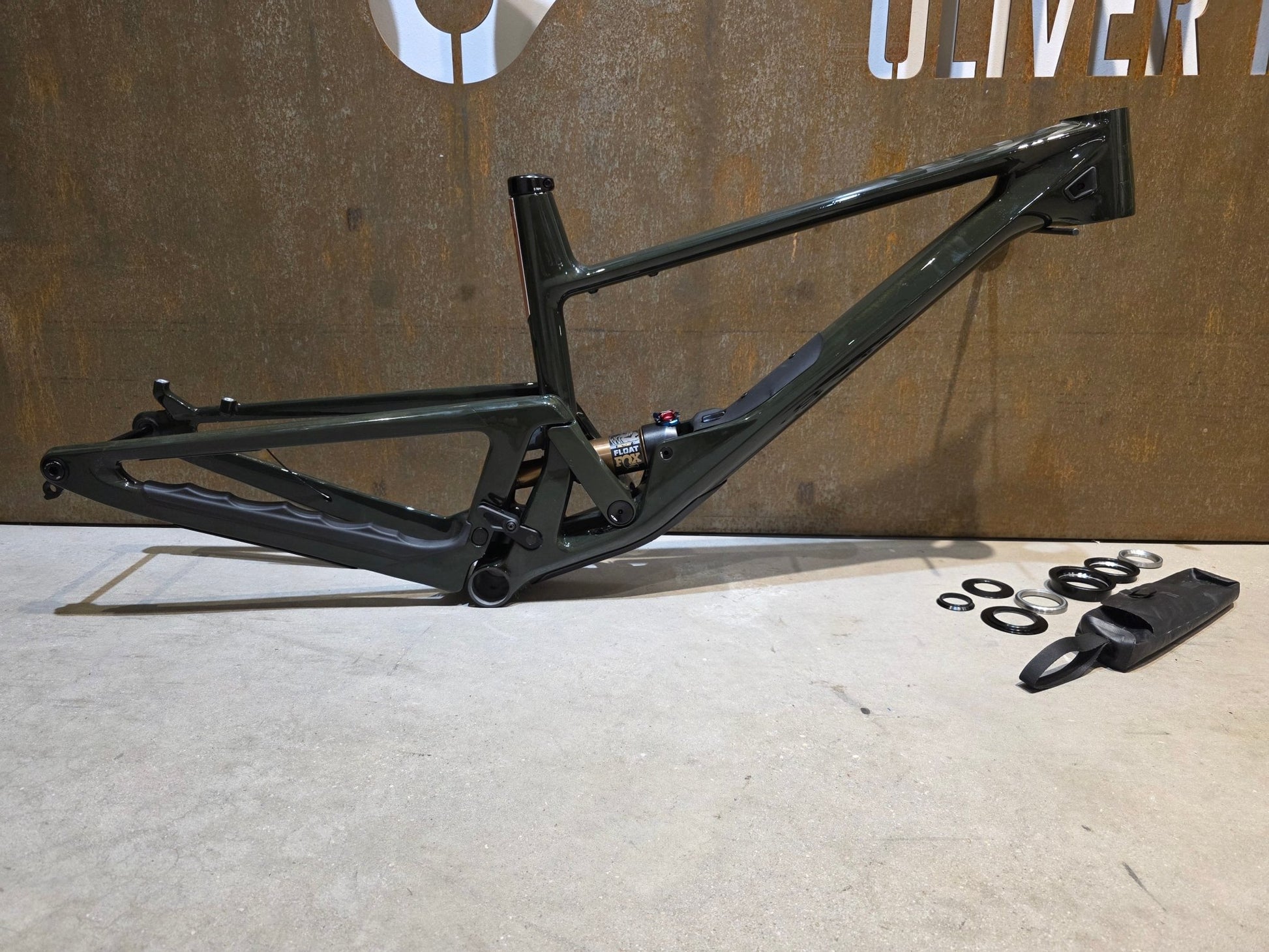 Mountainbikerahmen von Scor, SCOR 2030 CARBON / FOX FACTORY FRAME / M vor USEDBIKES - OB.DE Hintergrund