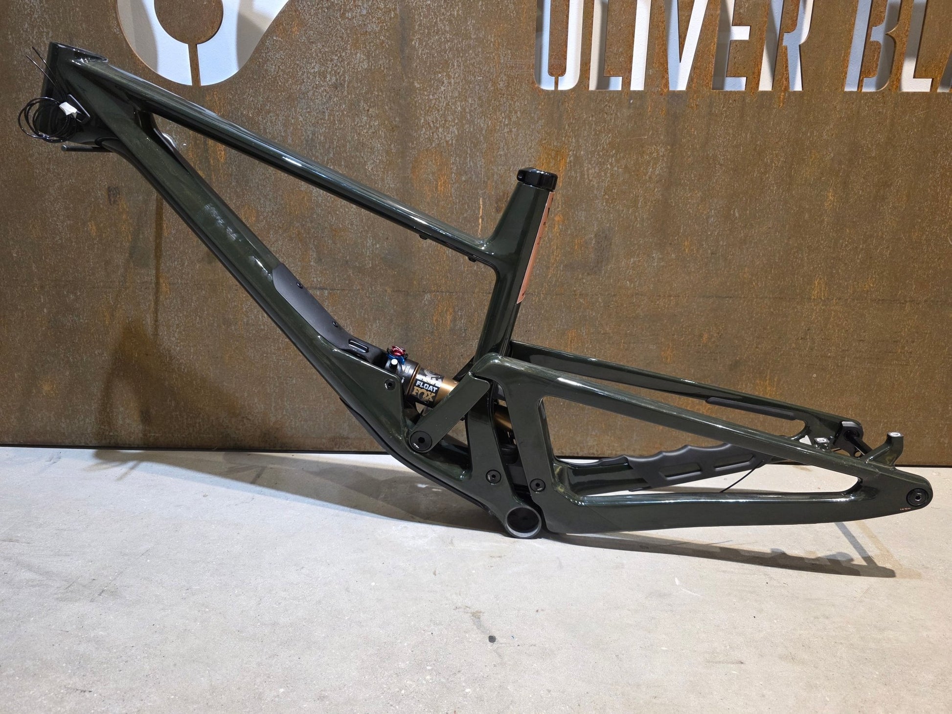 Mountainbikerahmen von Scor, SCOR 2030 CARBON / FOX FACTORY FRAME / M vor USEDBIKES - OB.DE Hintergrund