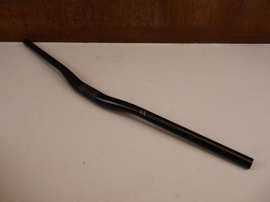 Lenker von Scor, SCOR CARBON LENKER 31.8 MM 800 MM 20 MM RISE 220 G vor USEDBIKES-OB.DE Hintergrund
