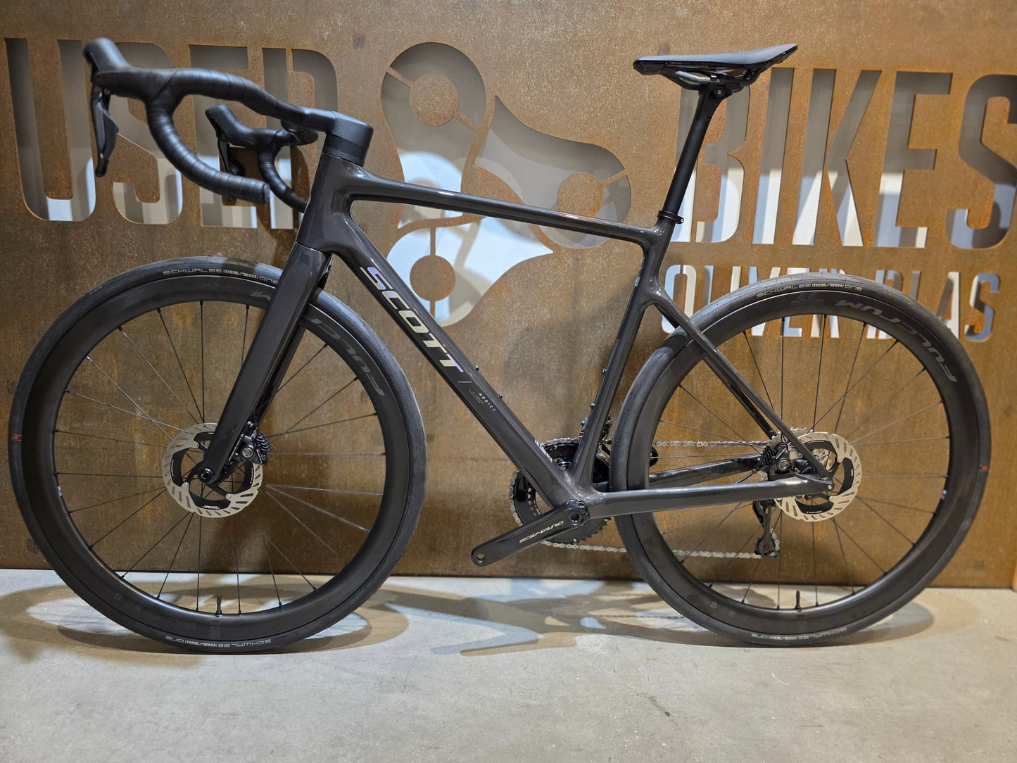 Rennrad von Scott, SCOTT ADDICT 10 / CARBON BLACK / M vor USEDBIKES - OB.DE Hintergrund