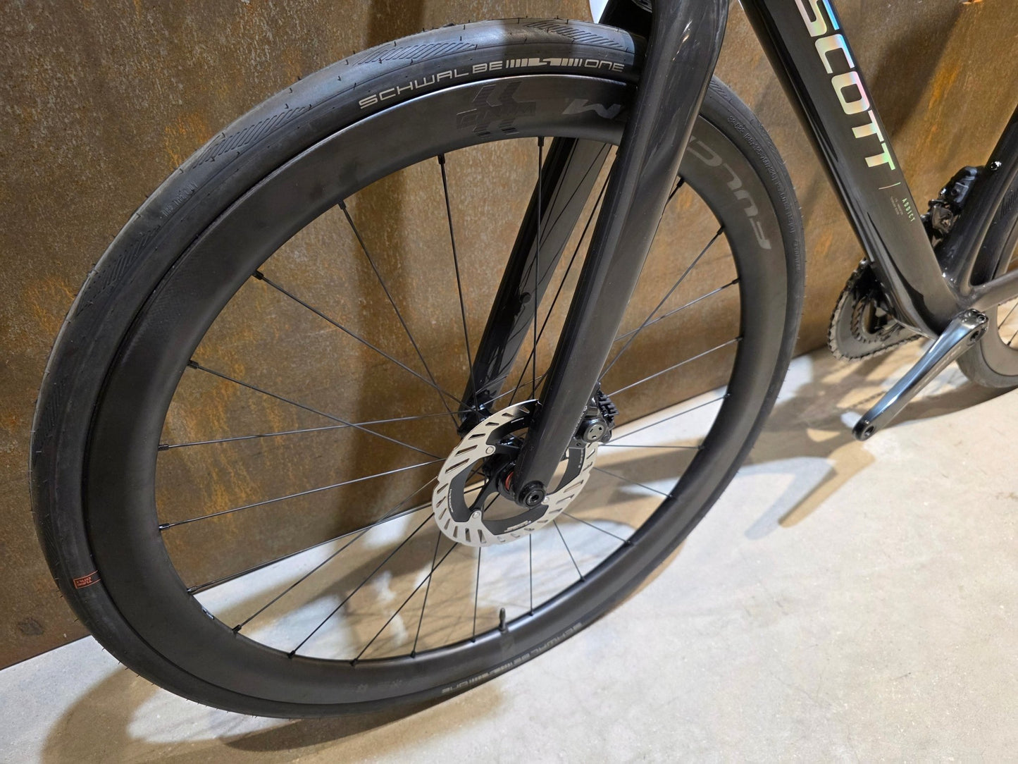 Rennrad von Scott, SCOTT ADDICT 10 / CARBON BLACK / M vor USEDBIKES - OB.DE Hintergrund