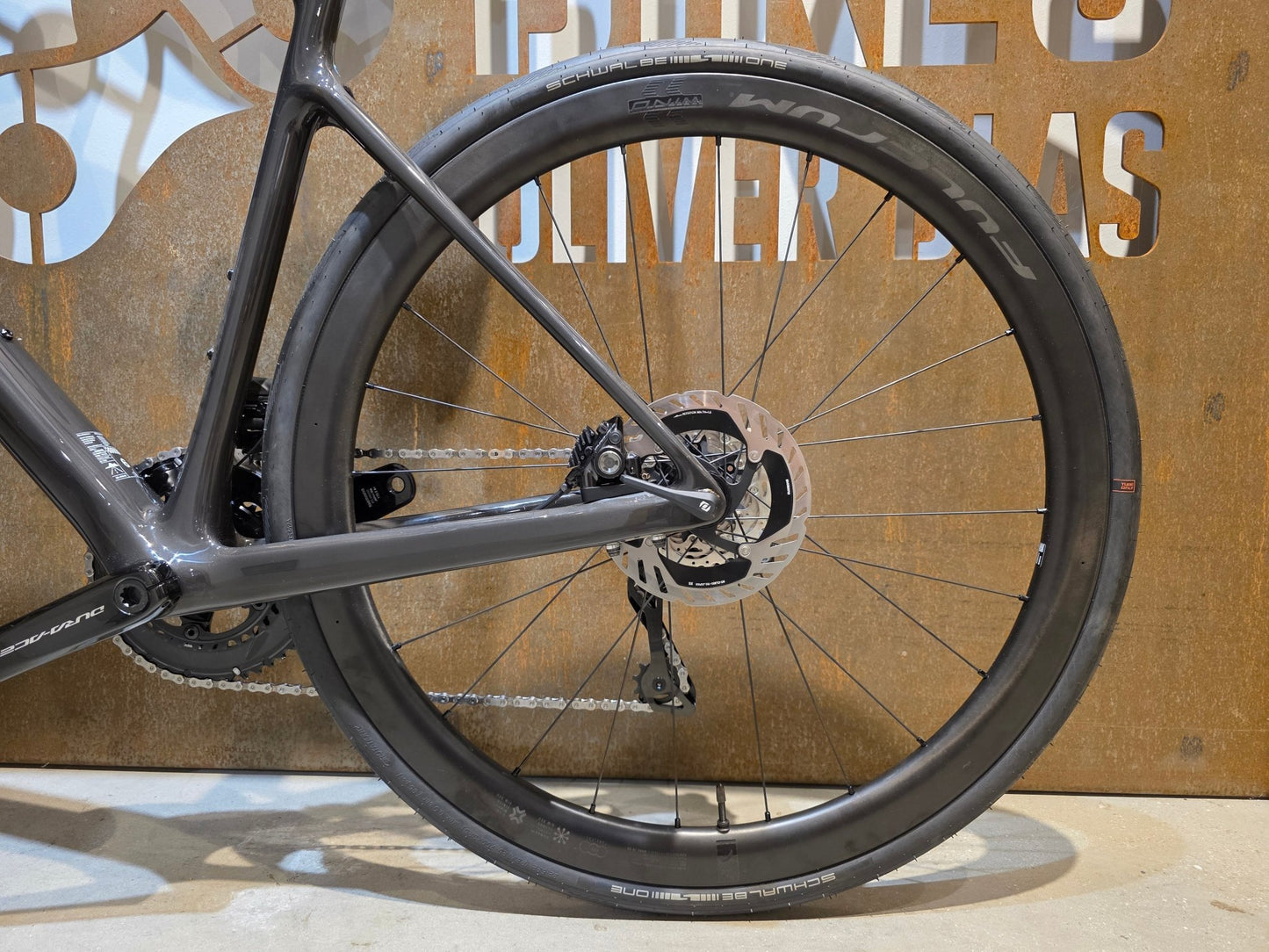 Rennrad von Scott, SCOTT ADDICT 10 / CARBON BLACK / M vor USEDBIKES - OB.DE Hintergrund