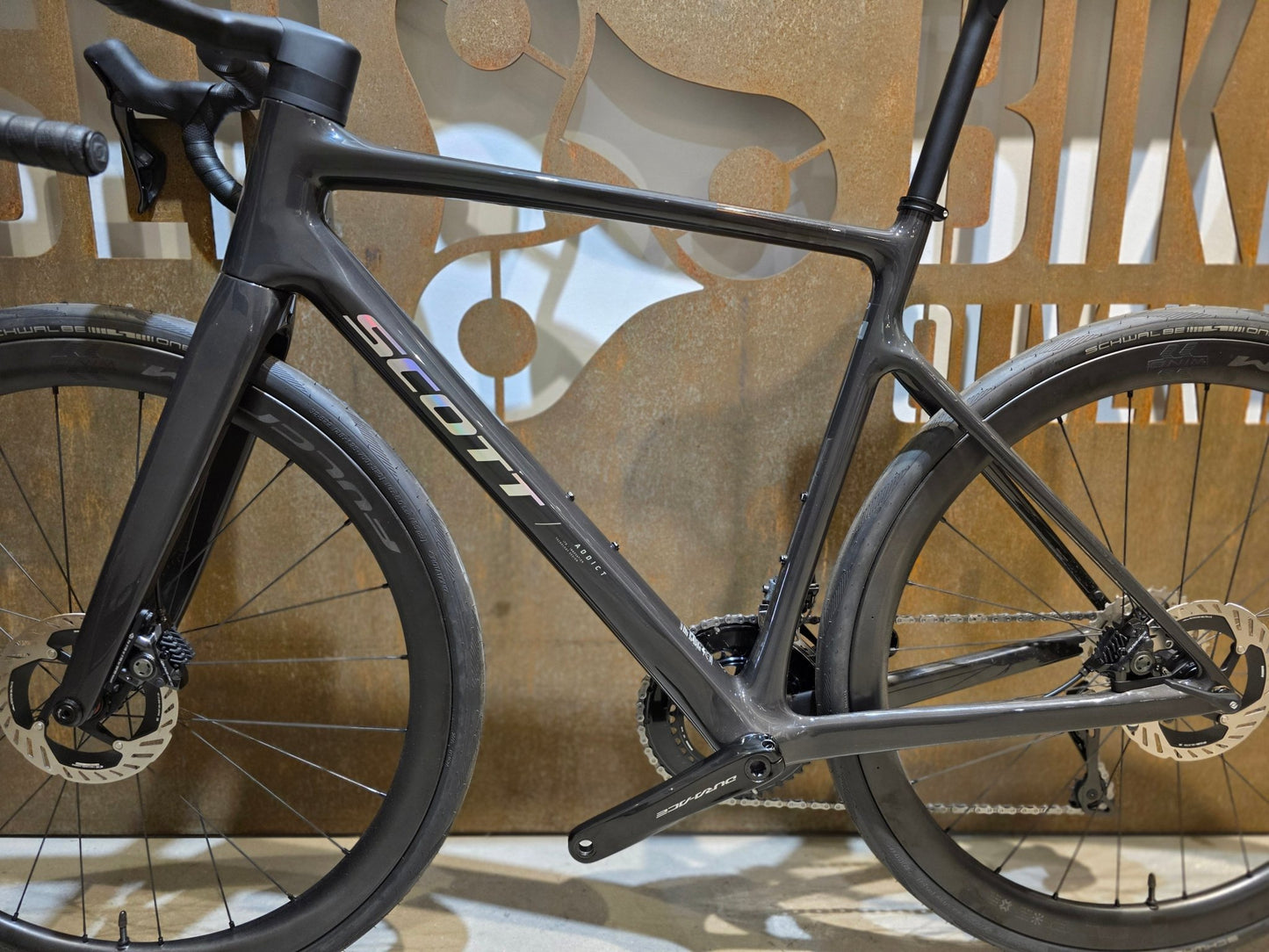 Rennrad von Scott, SCOTT ADDICT 10 / CARBON BLACK / M vor USEDBIKES - OB.DE Hintergrund