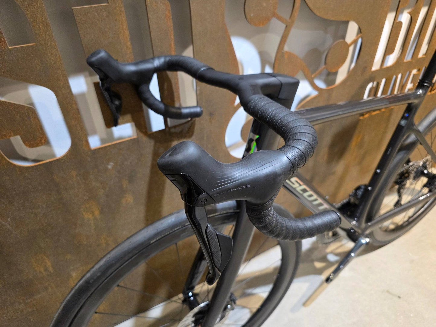 Rennrad von Scott, SCOTT ADDICT 10 / CARBON BLACK / M vor USEDBIKES - OB.DE Hintergrund