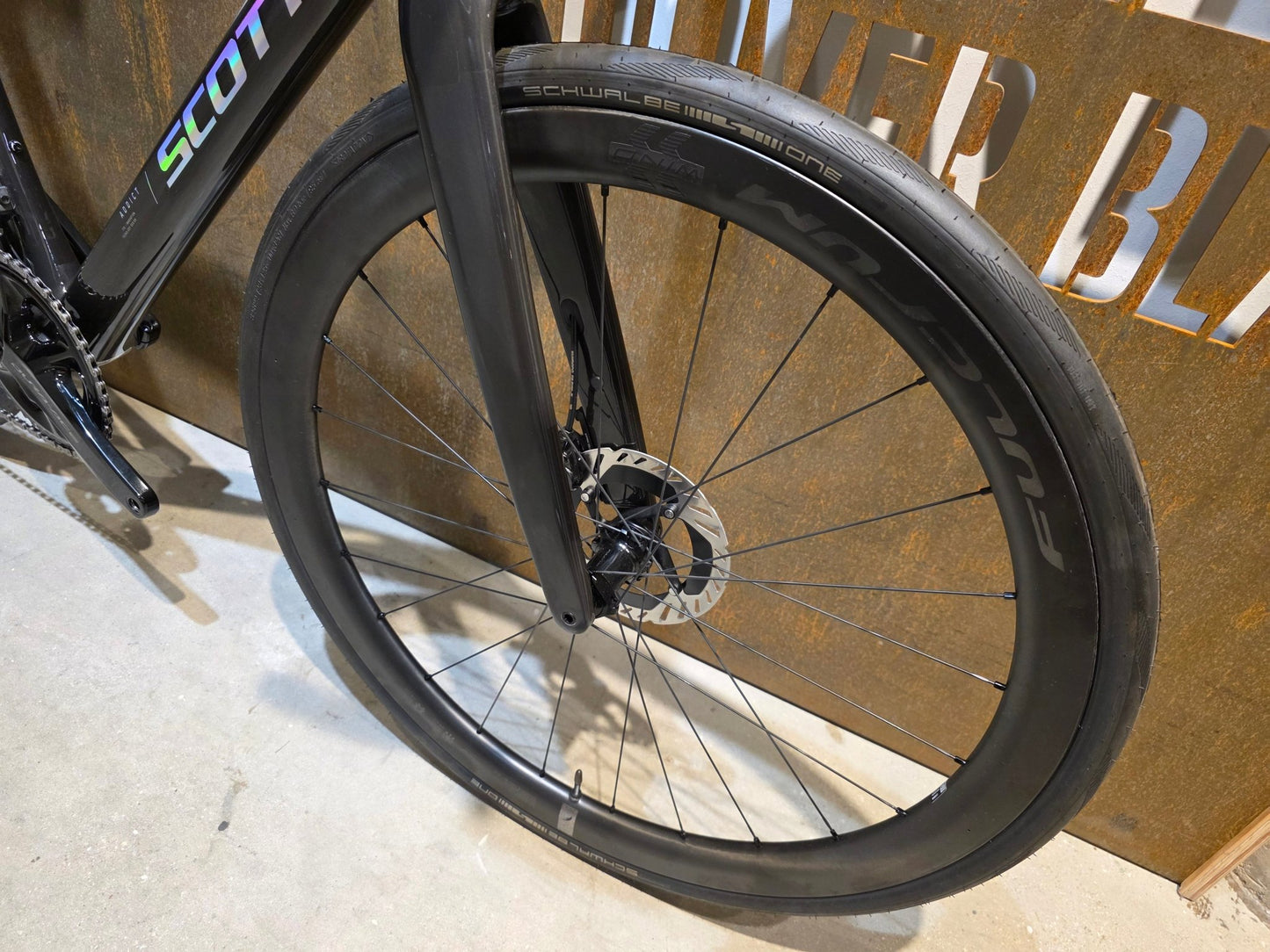 Rennrad von Scott, SCOTT ADDICT 10 / CARBON BLACK / M vor USEDBIKES - OB.DE Hintergrund