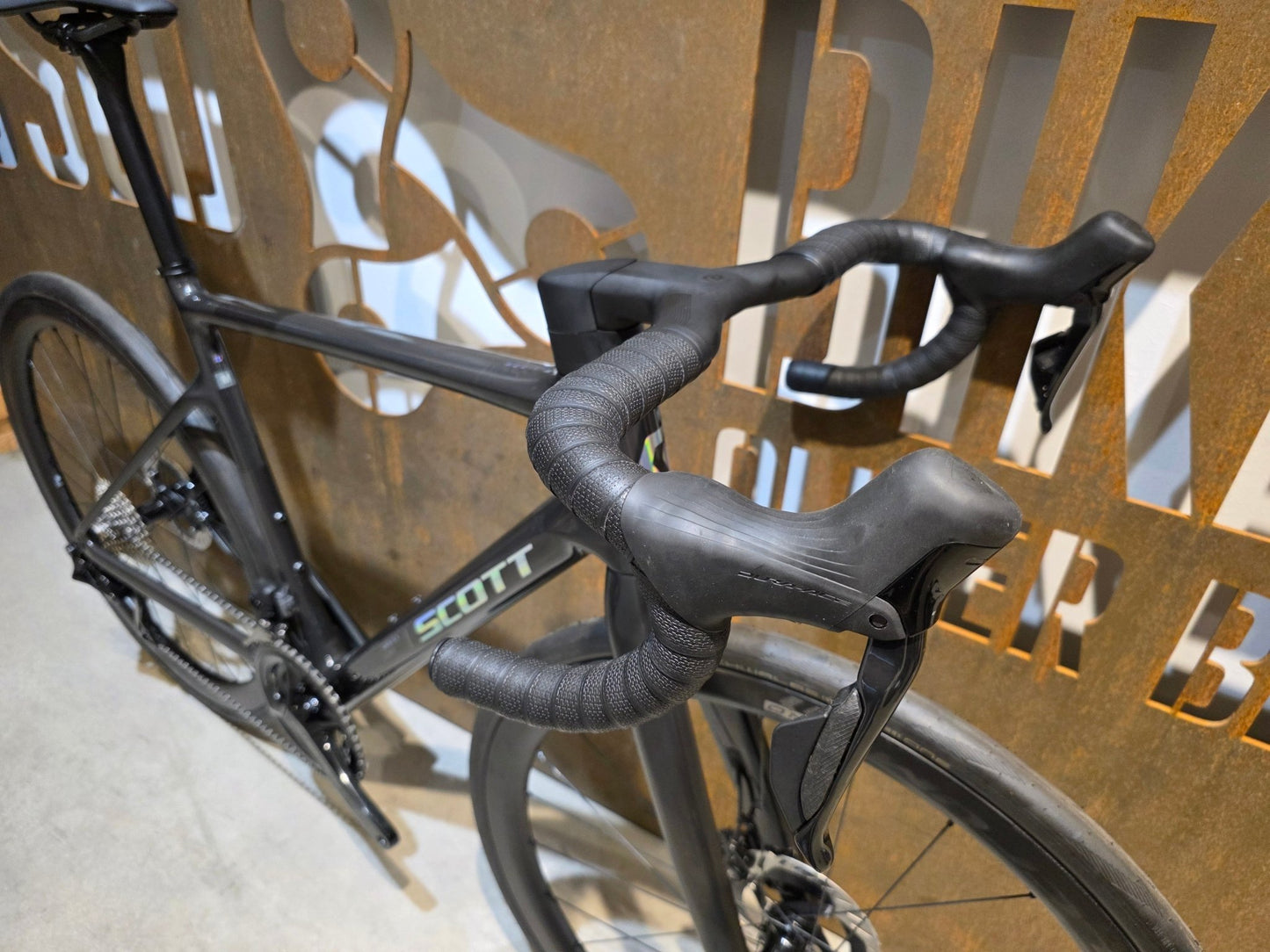 Rennrad von Scott, SCOTT ADDICT 10 / CARBON BLACK / M vor USEDBIKES - OB.DE Hintergrund