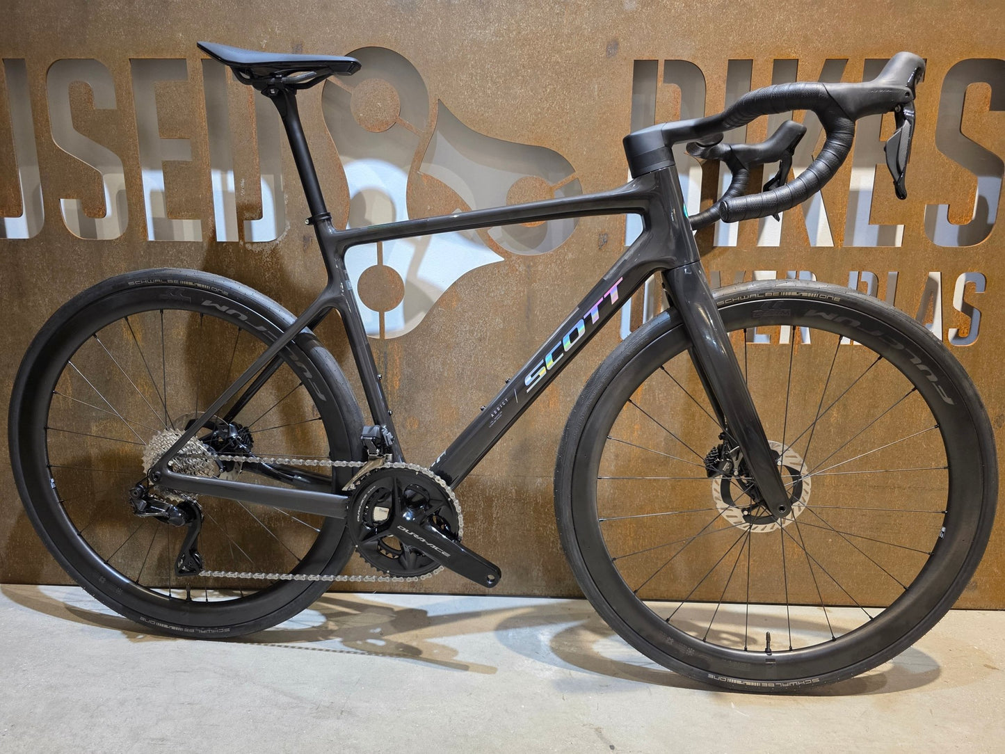Rennrad von Scott, SCOTT ADDICT 10 / CARBON BLACK / M vor USEDBIKES - OB.DE Hintergrund