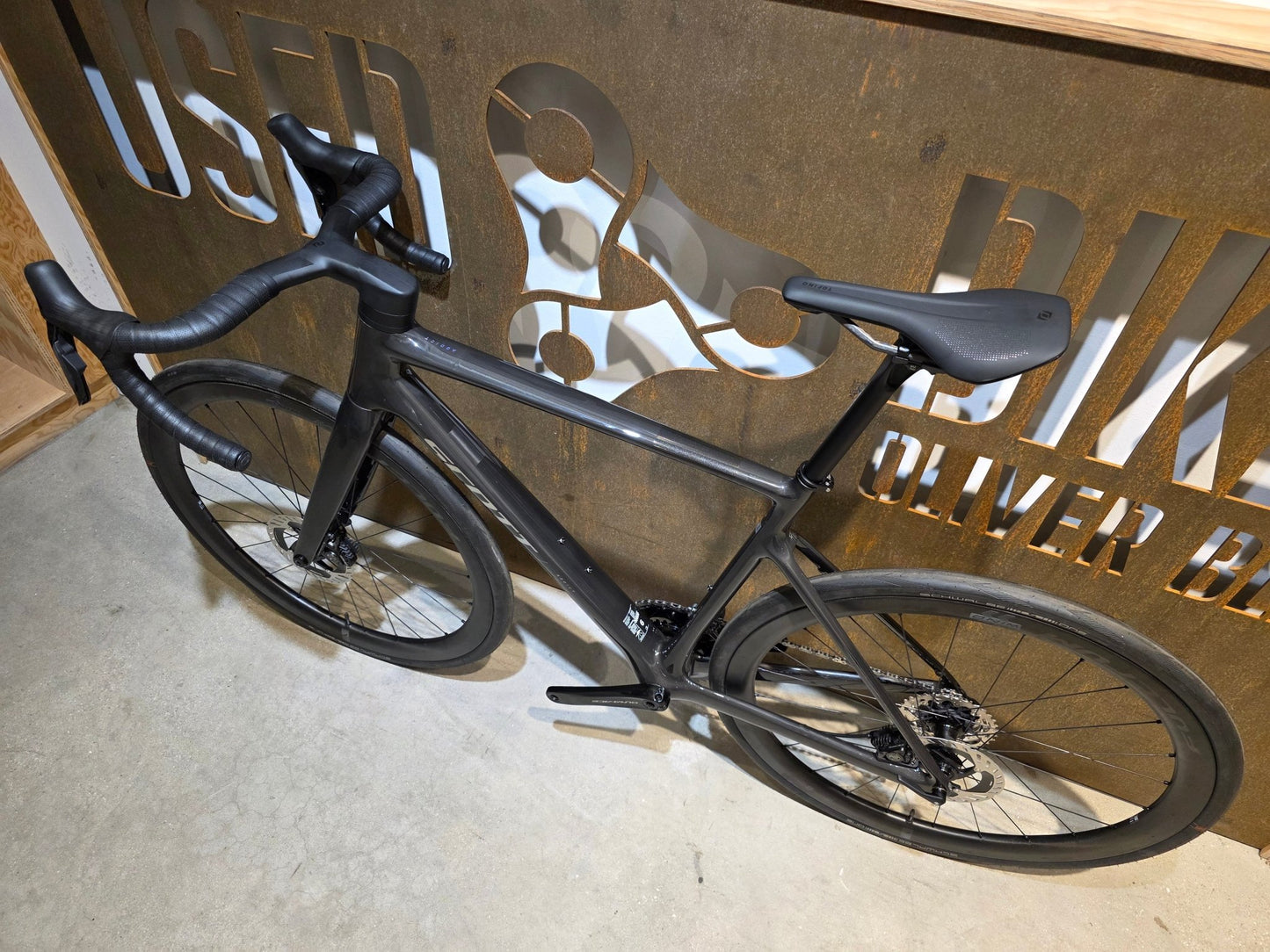 Rennrad von Scott, SCOTT ADDICT 10 / CARBON BLACK / M vor USEDBIKES - OB.DE Hintergrund