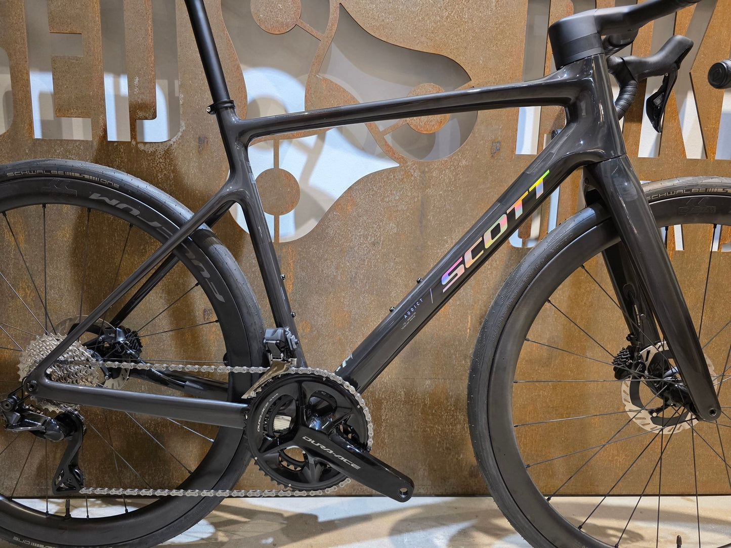 Rennrad von Scott, SCOTT ADDICT 10 / CARBON BLACK / M vor USEDBIKES - OB.DE Hintergrund