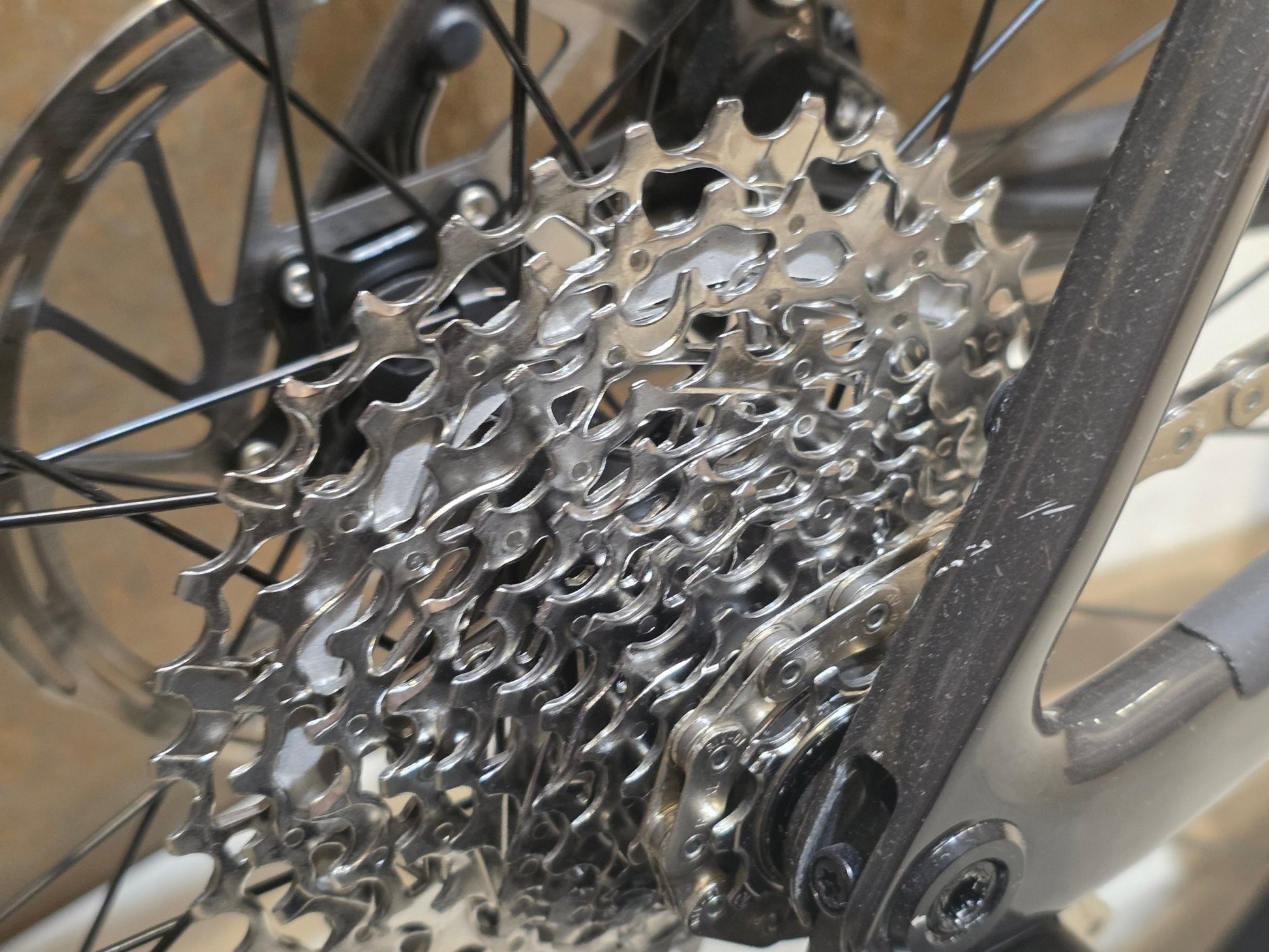 Rennrad von Scott, SCOTT ADDICT 10 / RAW CARBON YELLOW FLAKES / XXL vor USEDBIKES - OB.DE Hintergrund