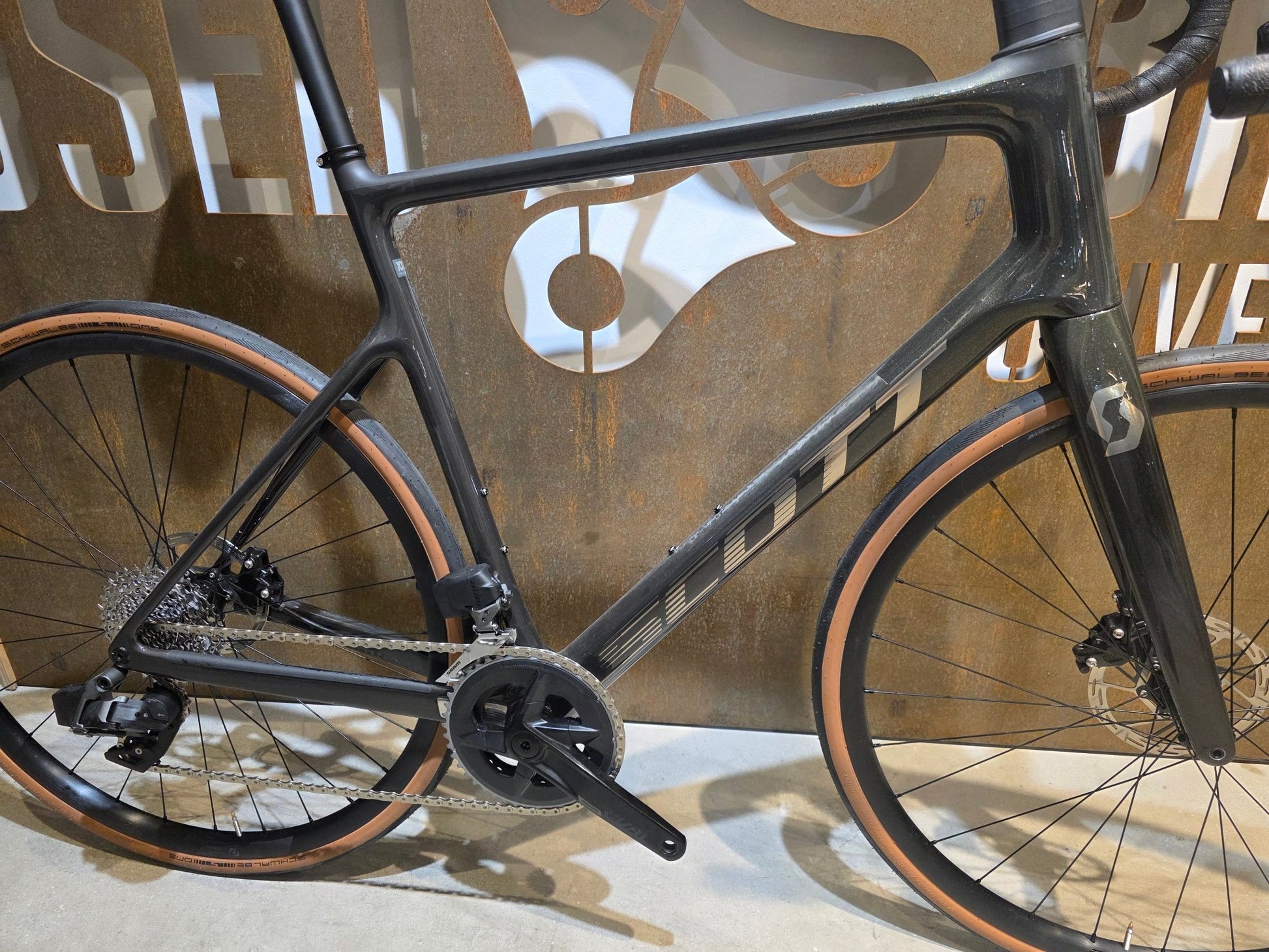 Rennrad von Scott, SCOTT ADDICT 10 / RAW CARBON YELLOW FLAKES / XXL vor USEDBIKES - OB.DE Hintergrund