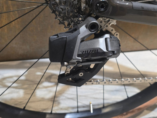 Rennrad von Scott, SCOTT ADDICT 10 / RAW CARBON YELLOW FLAKES / XXL vor USEDBIKES - OB.DE Hintergrund