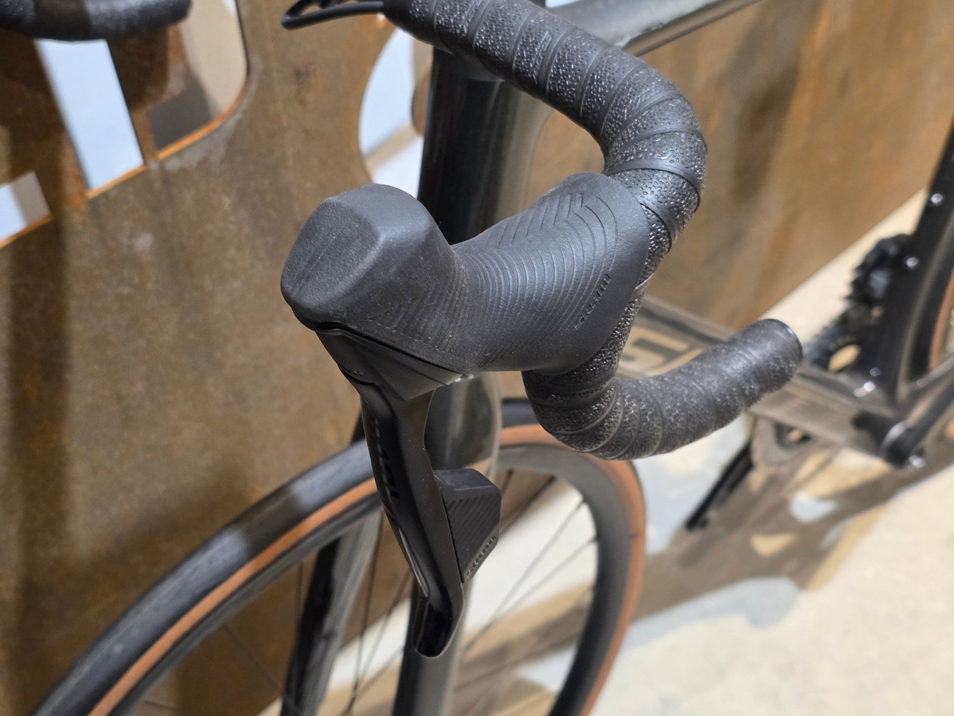 Rennrad von Scott, SCOTT ADDICT 10 / RAW CARBON YELLOW FLAKES / XXL vor USEDBIKES - OB.DE Hintergrund