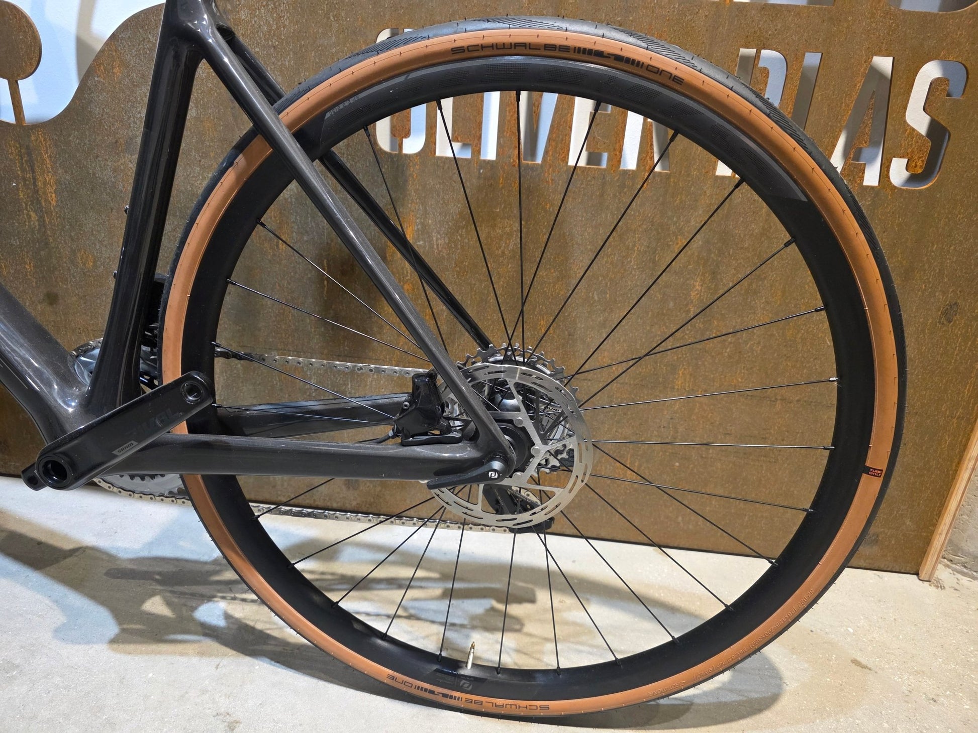 Rennrad von Scott, SCOTT ADDICT 10 / RAW CARBON YELLOW FLAKES / XXL vor USEDBIKES - OB.DE Hintergrund