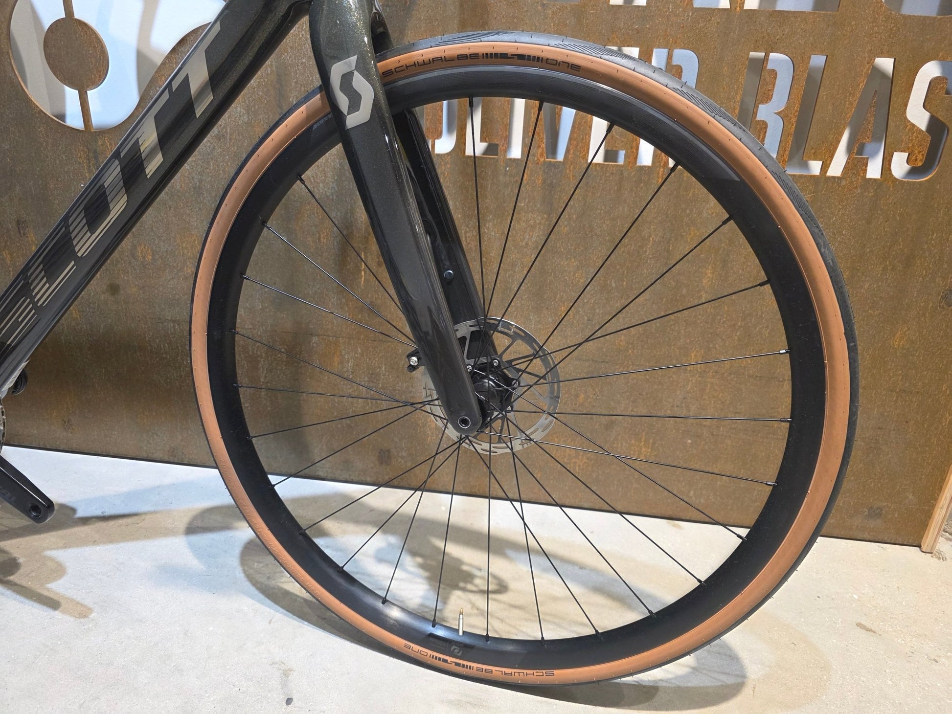 Rennrad von Scott, SCOTT ADDICT 10 / RAW CARBON YELLOW FLAKES / XXL vor USEDBIKES - OB.DE Hintergrund