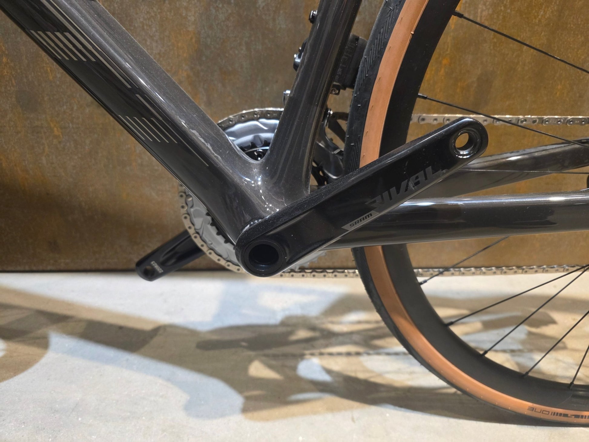 Rennrad von Scott, SCOTT ADDICT 10 / RAW CARBON YELLOW FLAKES / XXL vor USEDBIKES - OB.DE Hintergrund