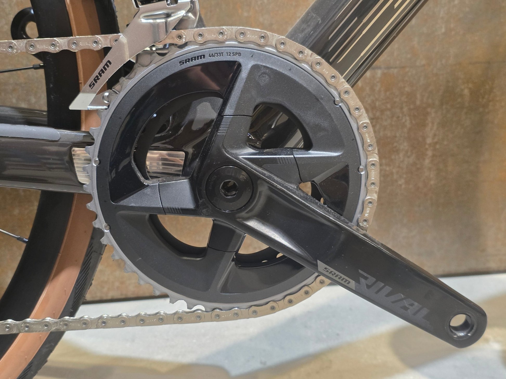 Rennrad von Scott, SCOTT ADDICT 10 / RAW CARBON YELLOW FLAKES / XXL vor USEDBIKES - OB.DE Hintergrund