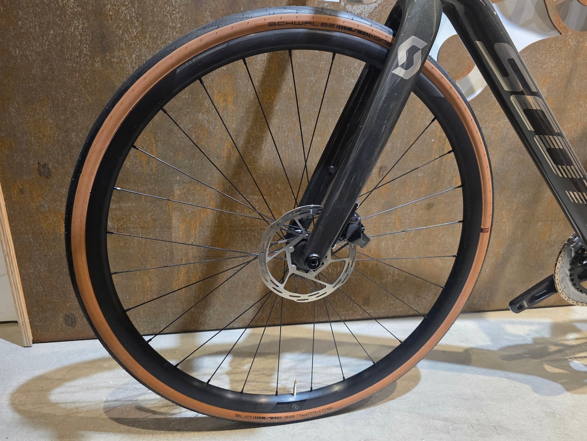 Rennrad von Scott, SCOTT ADDICT 10 / RAW CARBON YELLOW FLAKES / XXL vor USEDBIKES - OB.DE Hintergrund