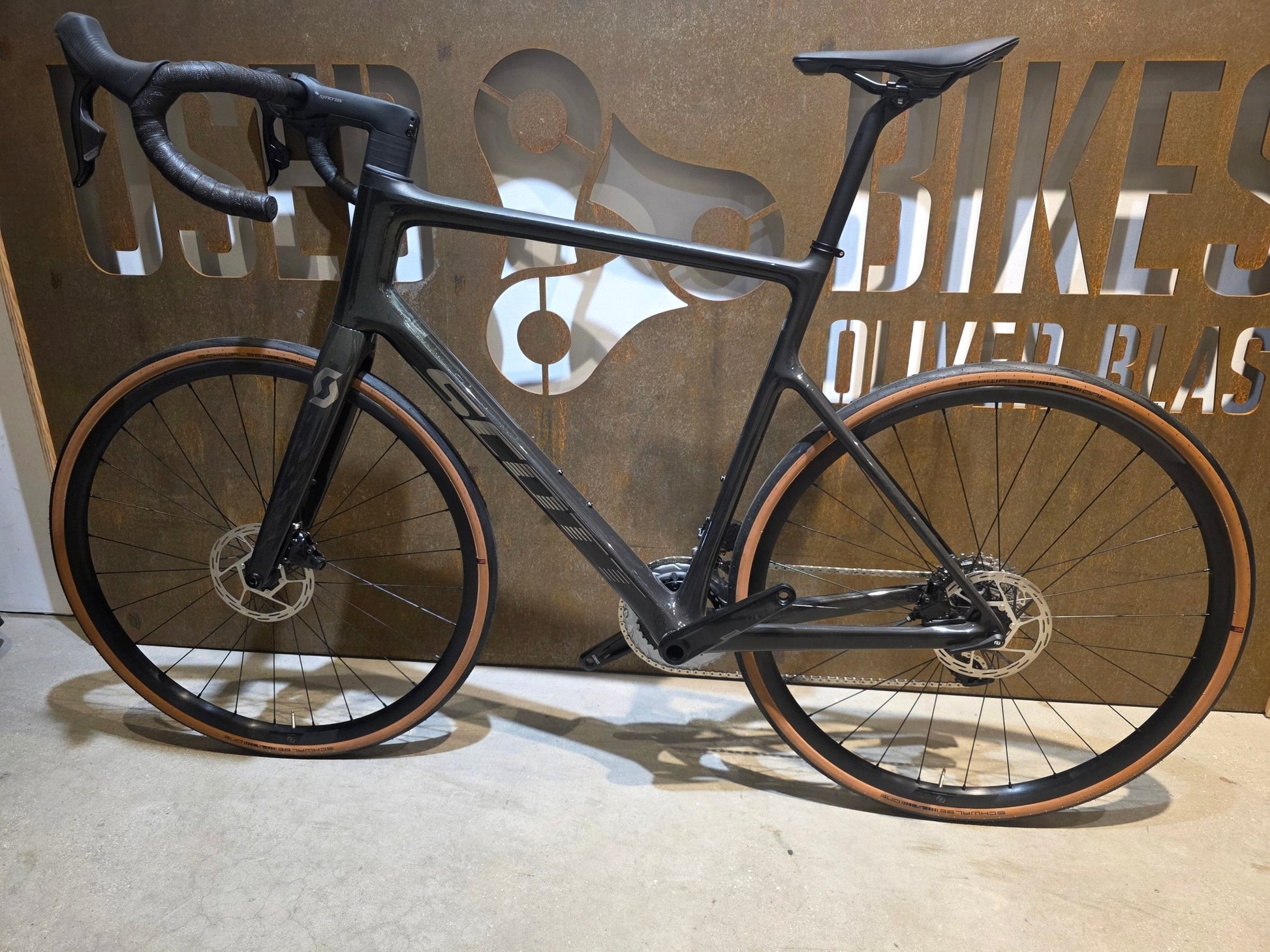 Rennrad von Scott, SCOTT ADDICT 10 / RAW CARBON YELLOW FLAKES / XXL vor USEDBIKES - OB.DE Hintergrund