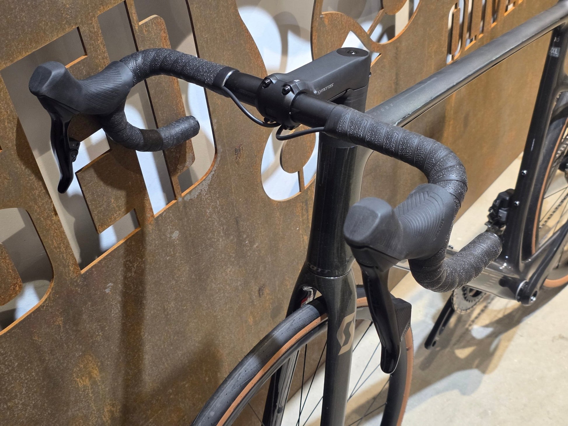 Rennrad von Scott, SCOTT ADDICT 10 / RAW CARBON YELLOW FLAKES / XXL vor USEDBIKES - OB.DE Hintergrund