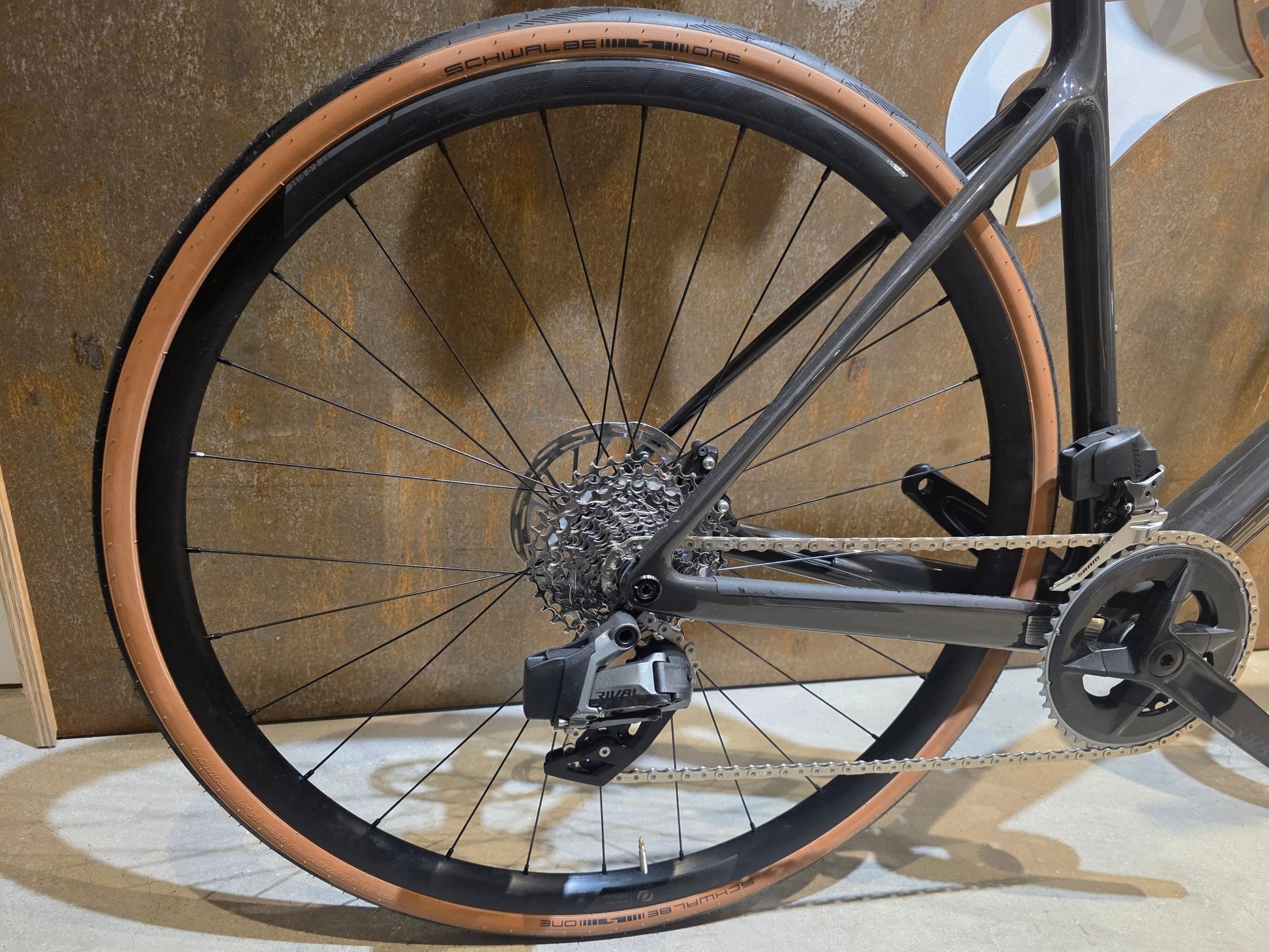 Rennrad von Scott, SCOTT ADDICT 10 / RAW CARBON YELLOW FLAKES / XXL vor USEDBIKES - OB.DE Hintergrund