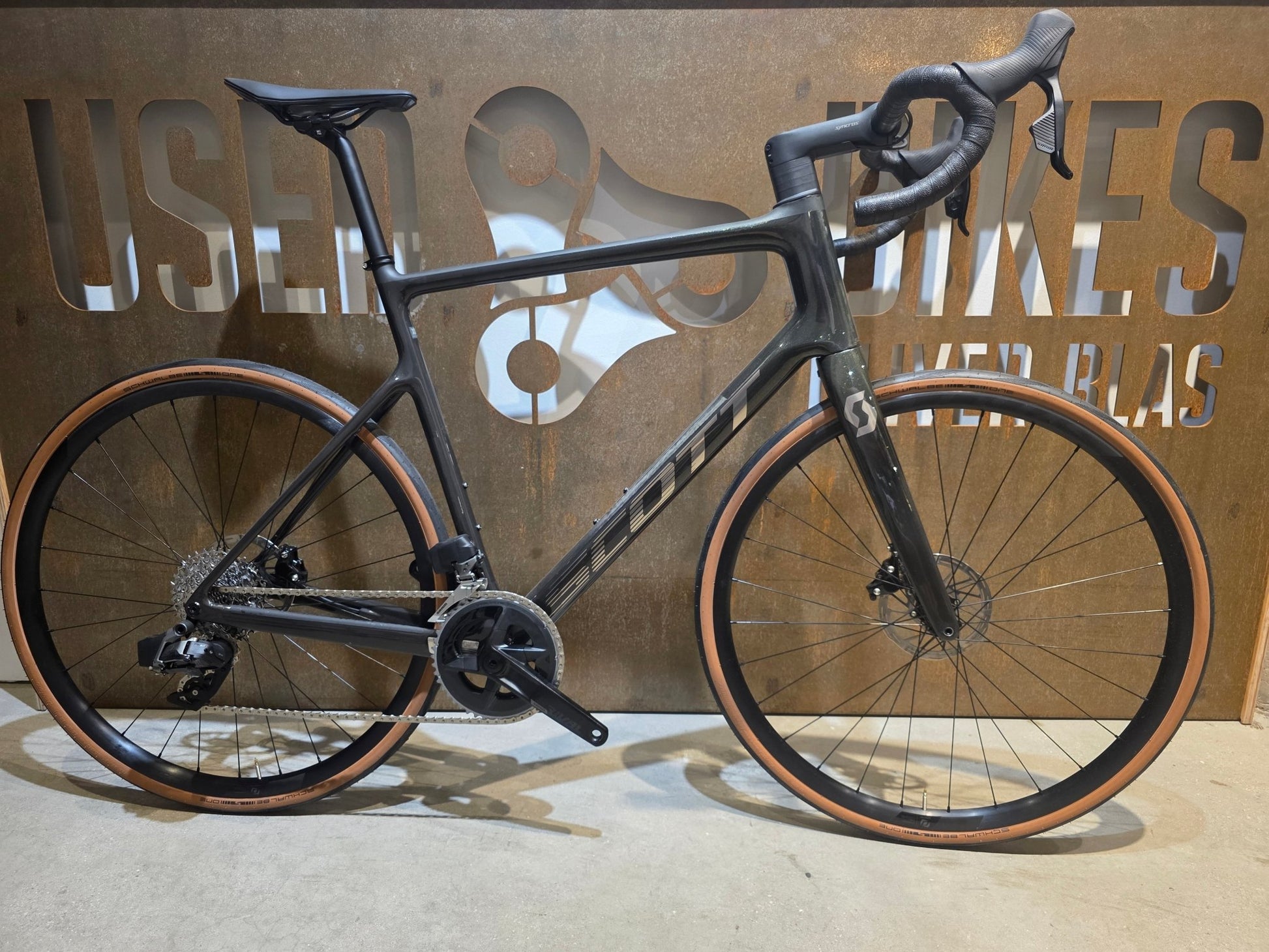 Rennrad von Scott, SCOTT ADDICT 10 / RAW CARBON YELLOW FLAKES / XXL vor USEDBIKES - OB.DE Hintergrund