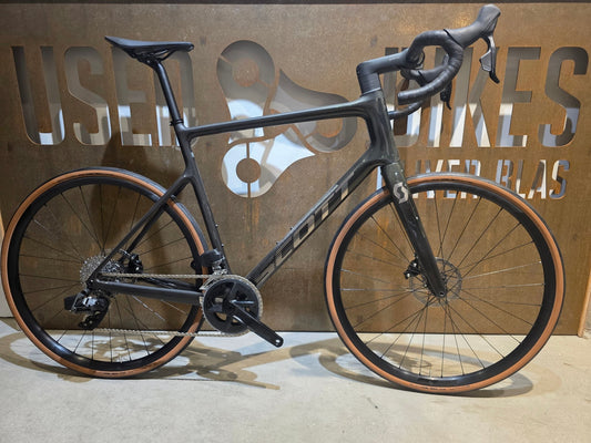 Rennrad von Scott, SCOTT ADDICT 10 / RAW CARBON YELLOW FLAKES / XXL vor USEDBIKES - OB.DE Hintergrund