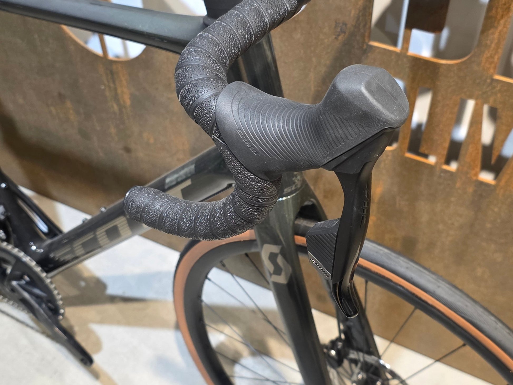 Rennrad von Scott, SCOTT ADDICT 10 / RAW CARBON YELLOW FLAKES / XXL vor USEDBIKES - OB.DE Hintergrund