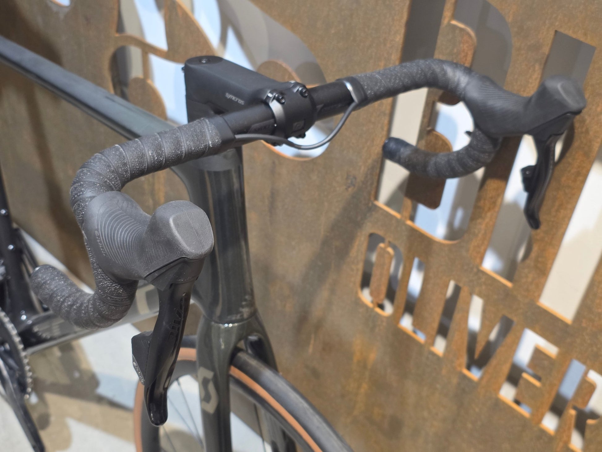 Rennrad von Scott, SCOTT ADDICT 10 / RAW CARBON YELLOW FLAKES / XXL vor USEDBIKES - OB.DE Hintergrund