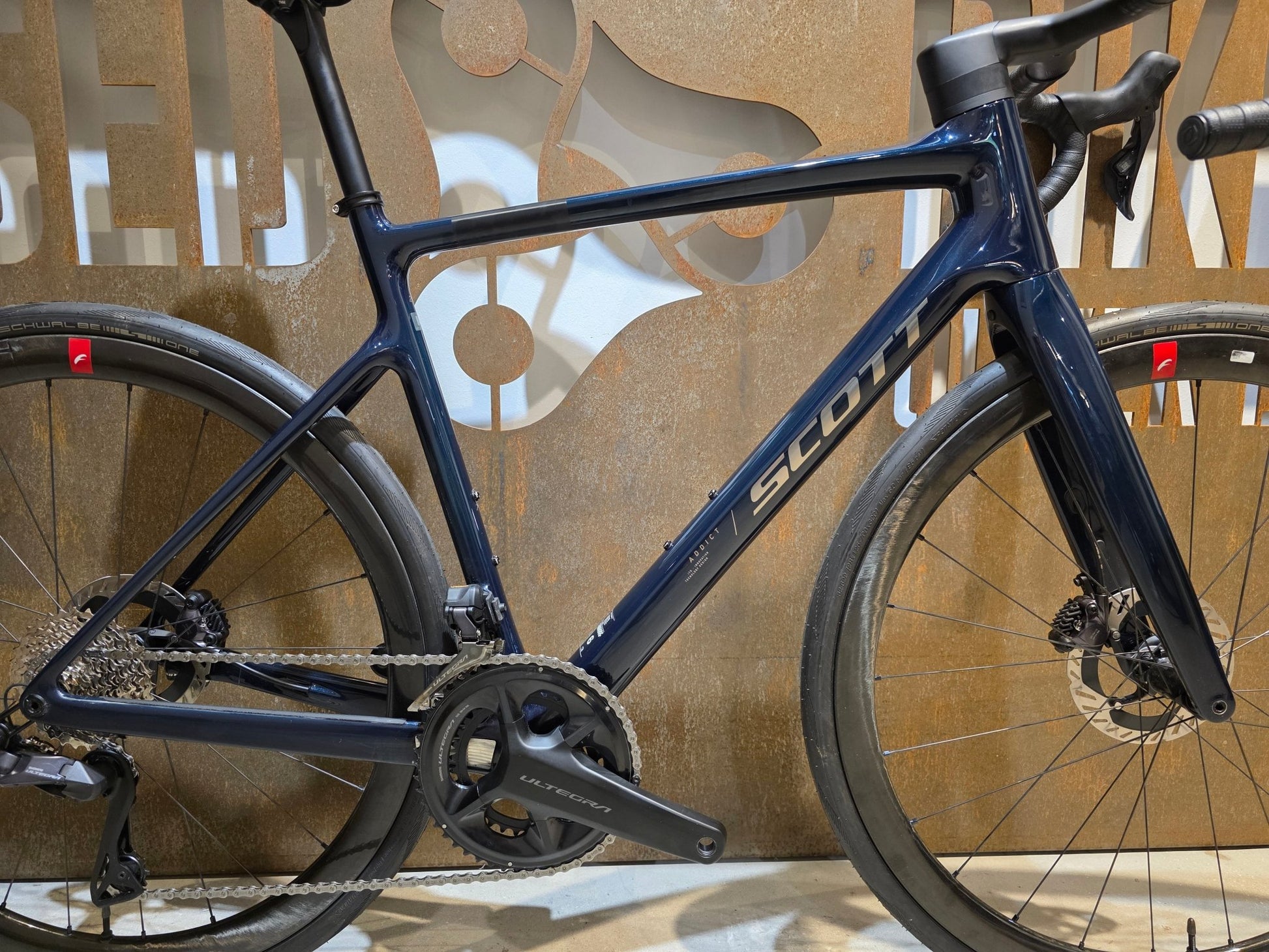 Rennrad von Scott, SCOTT ADDICT 20 / CARBON GREEN / M vor USEDBIKES - OB.DE Hintergrund