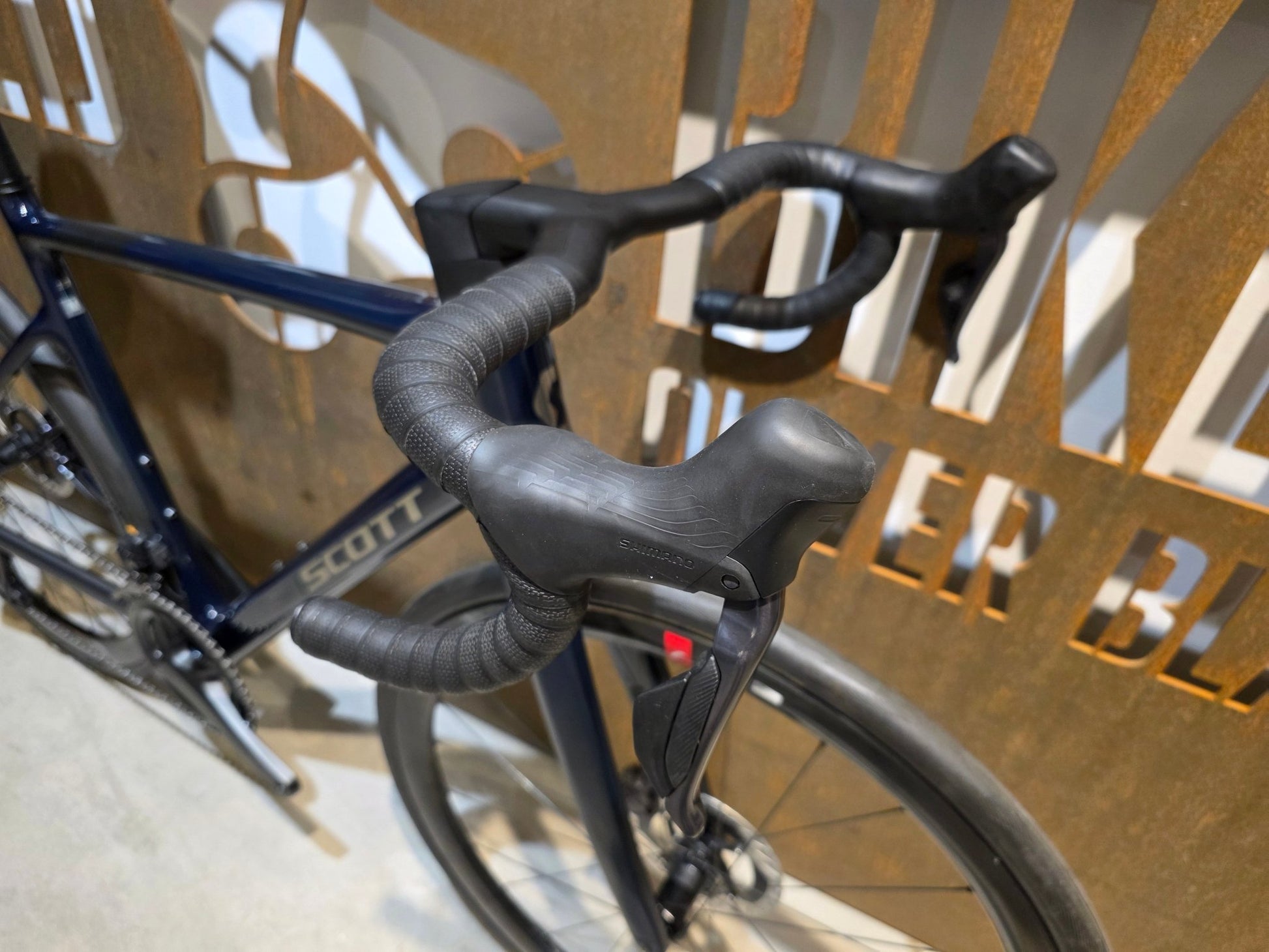 Rennrad von Scott, SCOTT ADDICT 20 / CARBON GREEN / M vor USEDBIKES - OB.DE Hintergrund