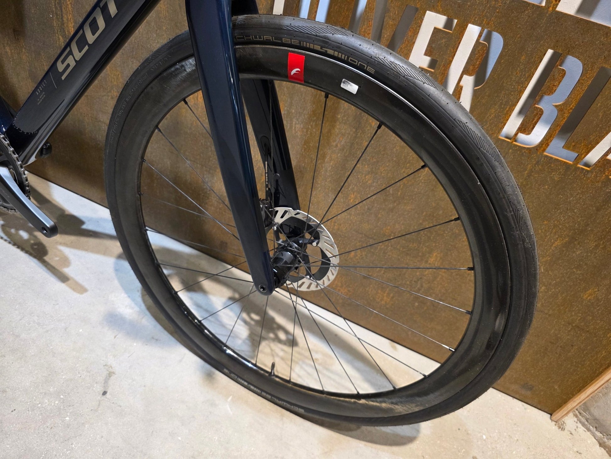 Rennrad von Scott, SCOTT ADDICT 20 / CARBON GREEN / M vor USEDBIKES - OB.DE Hintergrund