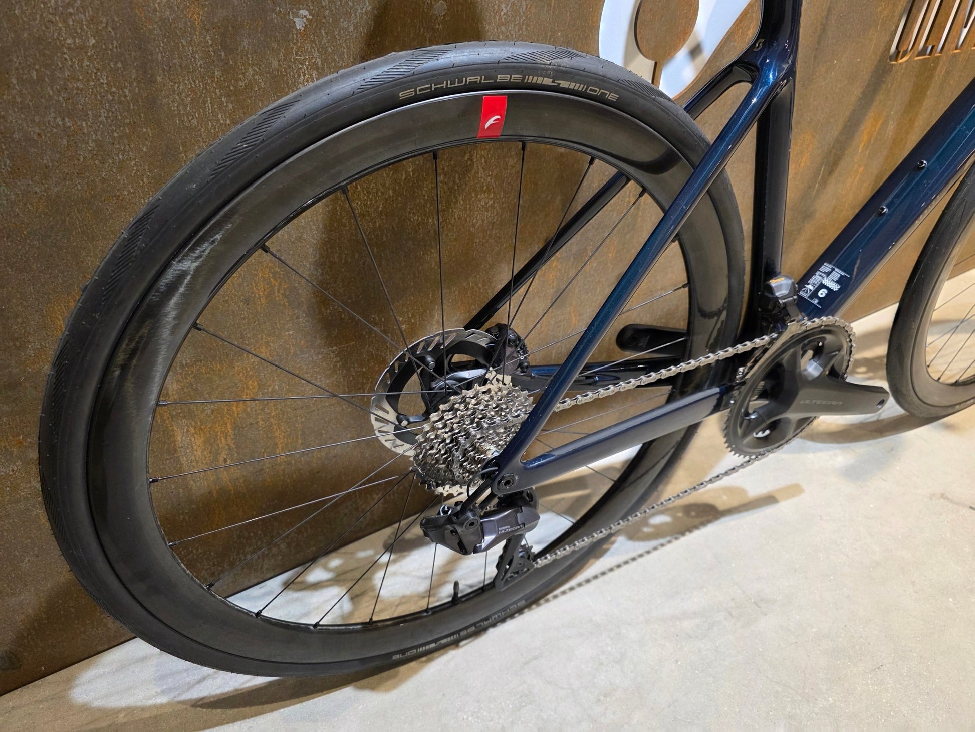 Rennrad von Scott, SCOTT ADDICT 20 / CARBON GREEN / M vor USEDBIKES - OB.DE Hintergrund