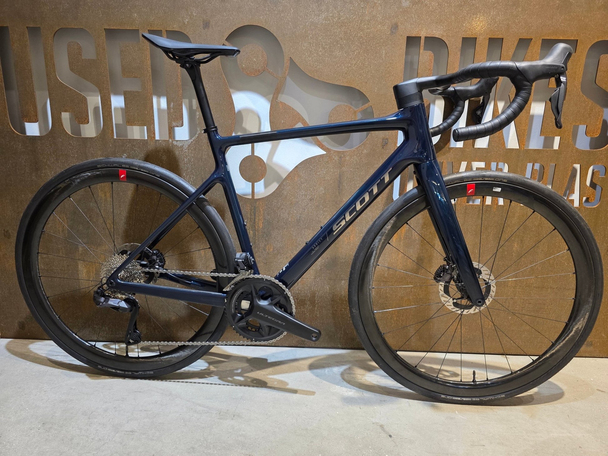 Rennrad von Scott, SCOTT ADDICT 20 / CARBON GREEN / M vor USEDBIKES - OB.DE Hintergrund