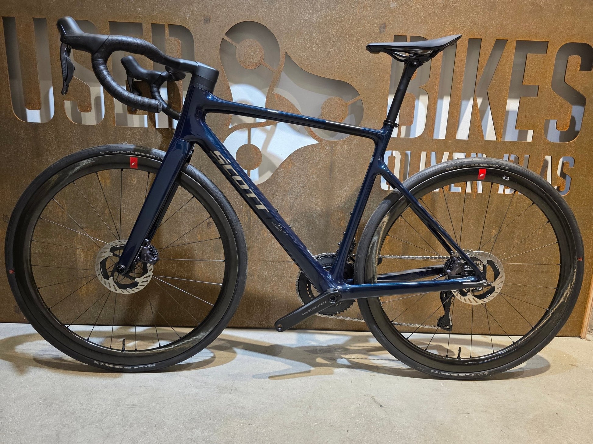 Rennrad von Scott, SCOTT ADDICT 20 / CARBON GREEN / M vor USEDBIKES - OB.DE Hintergrund