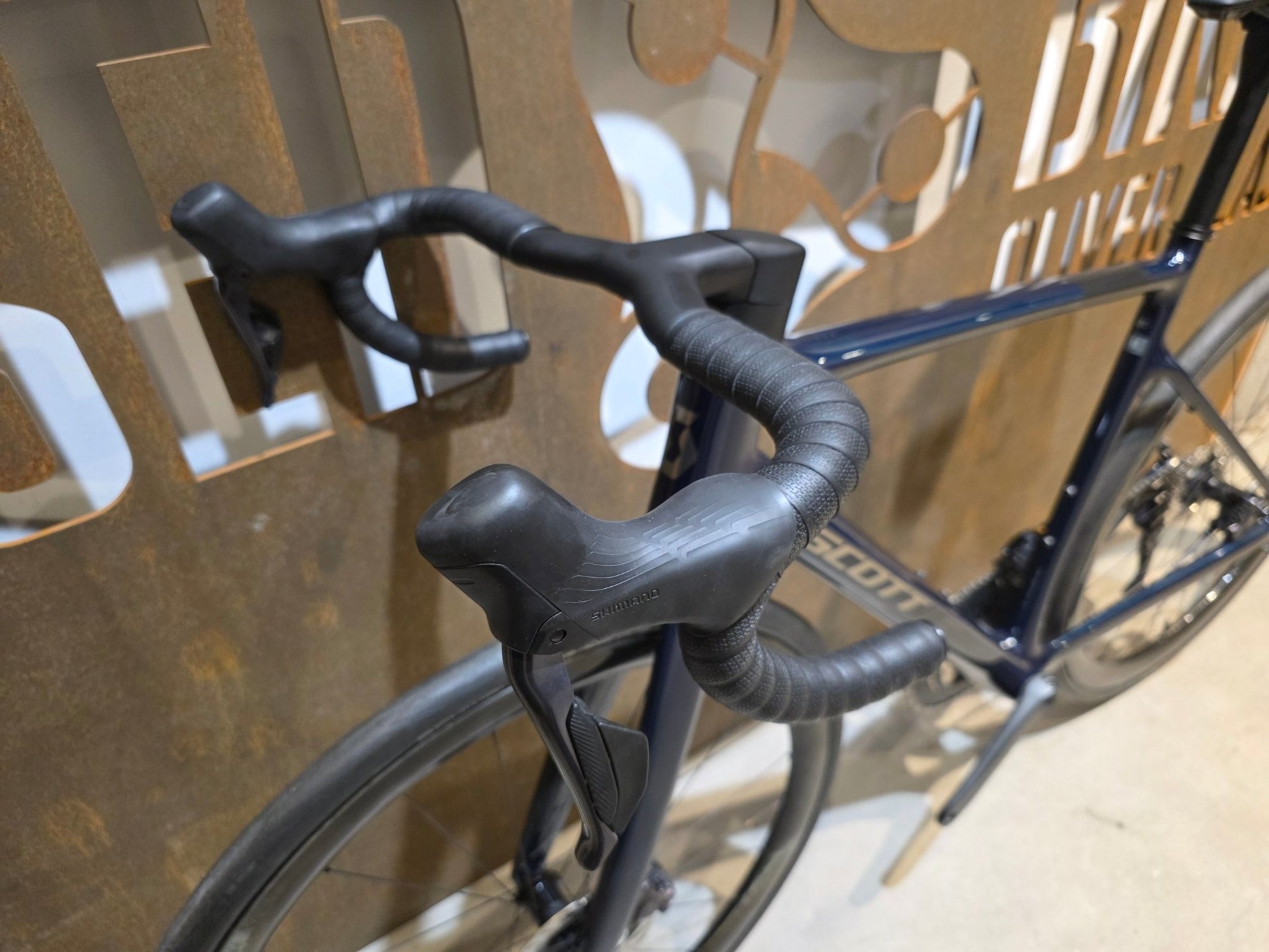 Rennrad von Scott, SCOTT ADDICT 20 / CARBON GREEN / M vor USEDBIKES - OB.DE Hintergrund