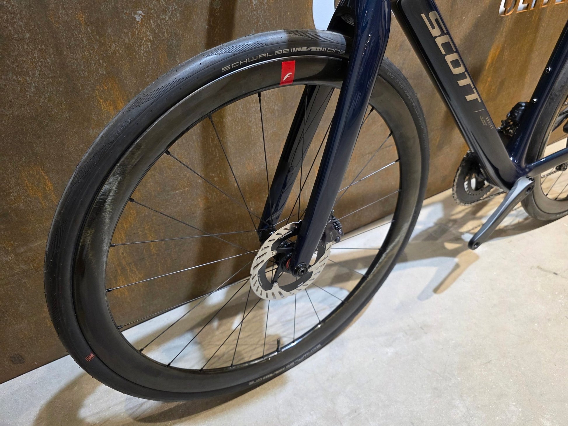 Rennrad von Scott, SCOTT ADDICT 20 / CARBON GREEN / M vor USEDBIKES - OB.DE Hintergrund