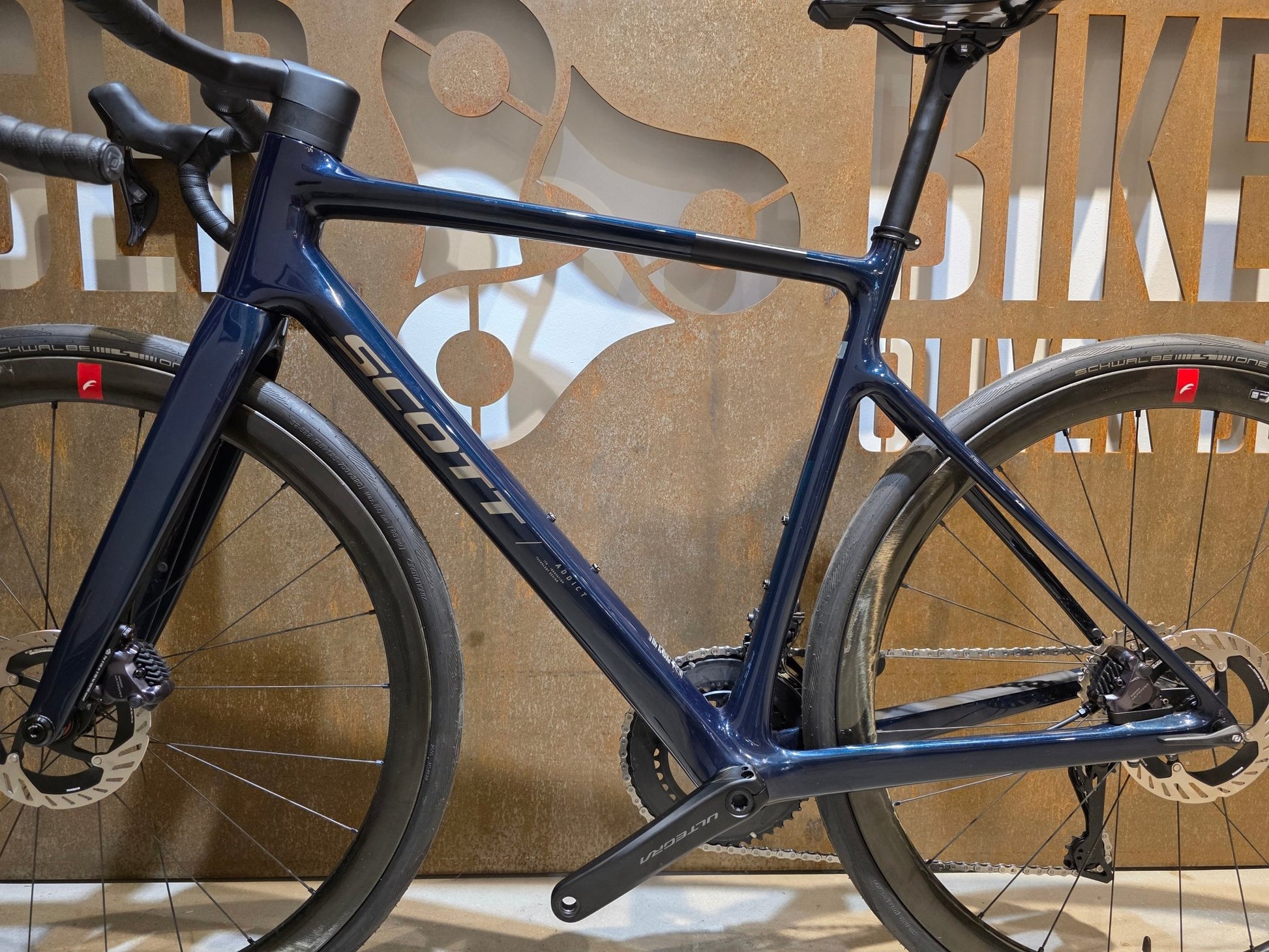 Rennrad von Scott, SCOTT ADDICT 20 / CARBON GREEN / M vor USEDBIKES - OB.DE Hintergrund