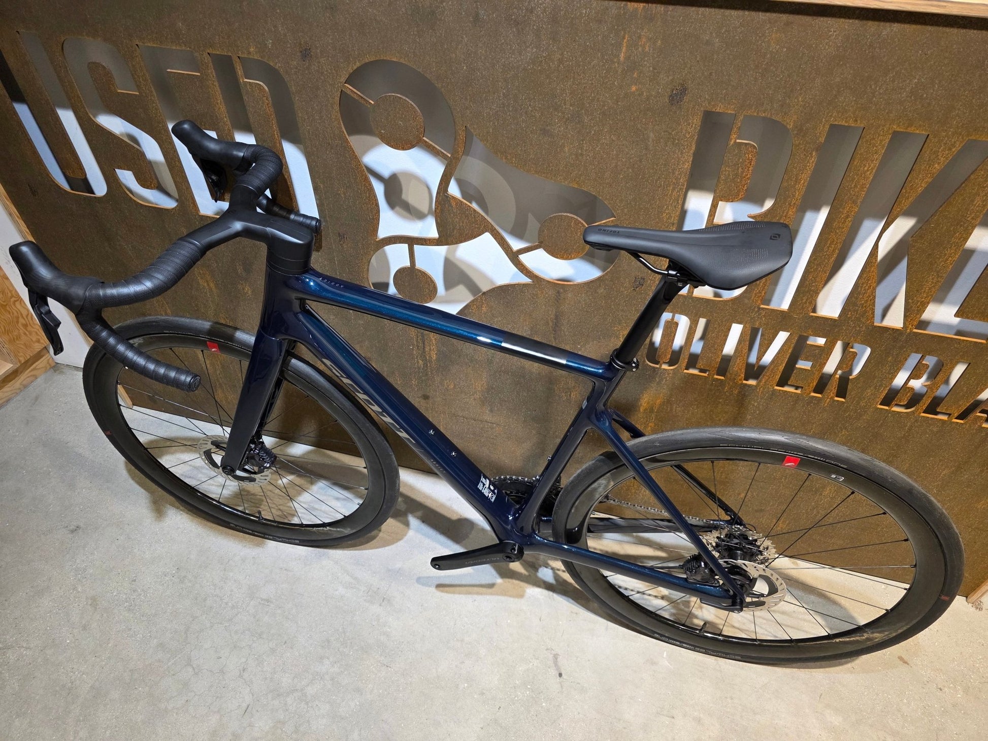 Rennrad von Scott, SCOTT ADDICT 20 / CARBON GREEN / M vor USEDBIKES - OB.DE Hintergrund