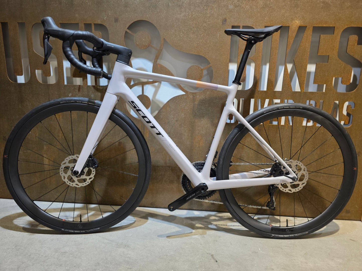 Rennrad von Scott, SCOTT ADDICT 30 / HUSHED PINK / M vor USEDBIKES - OB.DE Hintergrund