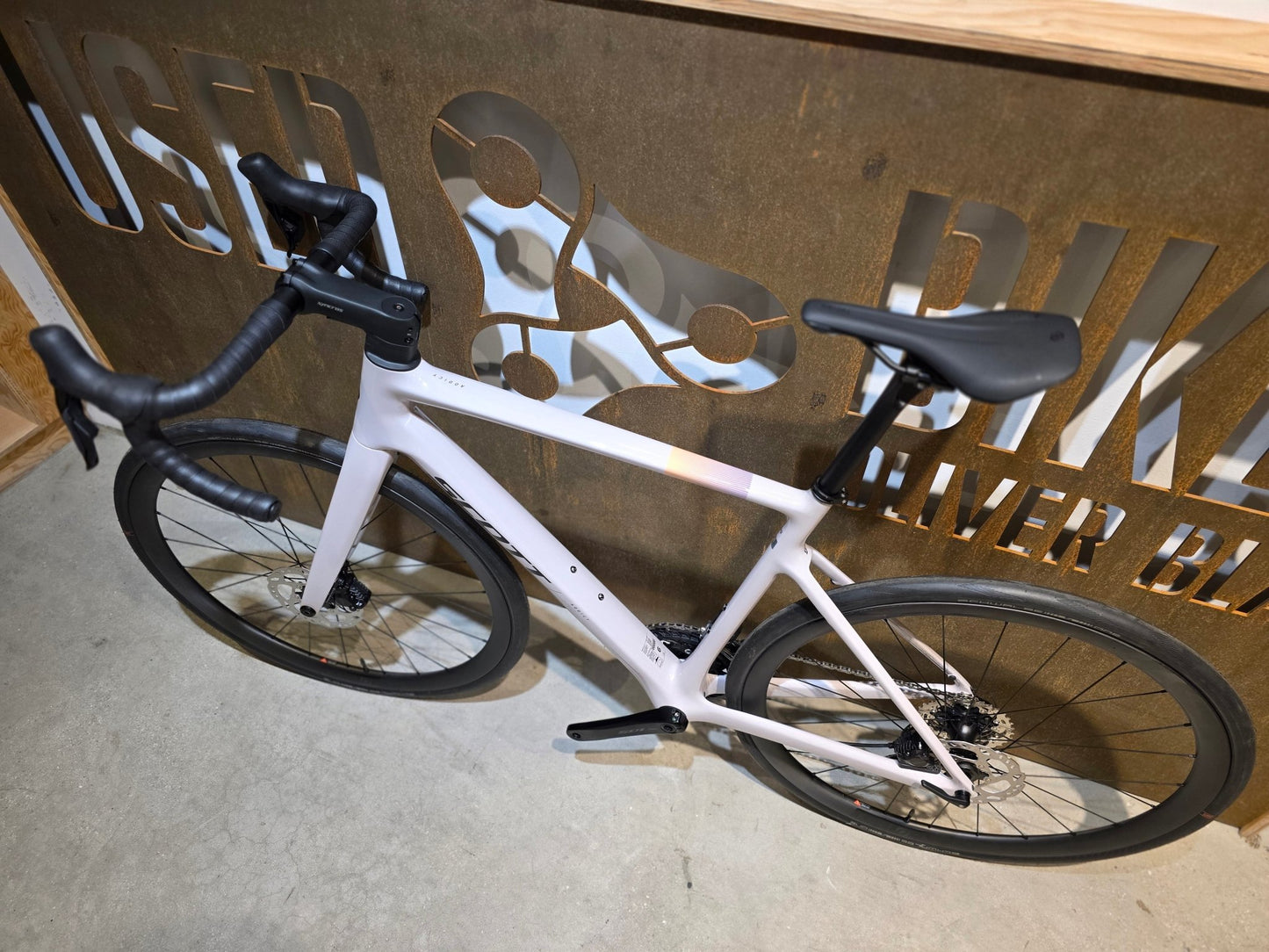 Rennrad von Scott, SCOTT ADDICT 30 / HUSHED PINK / M vor USEDBIKES - OB.DE Hintergrund