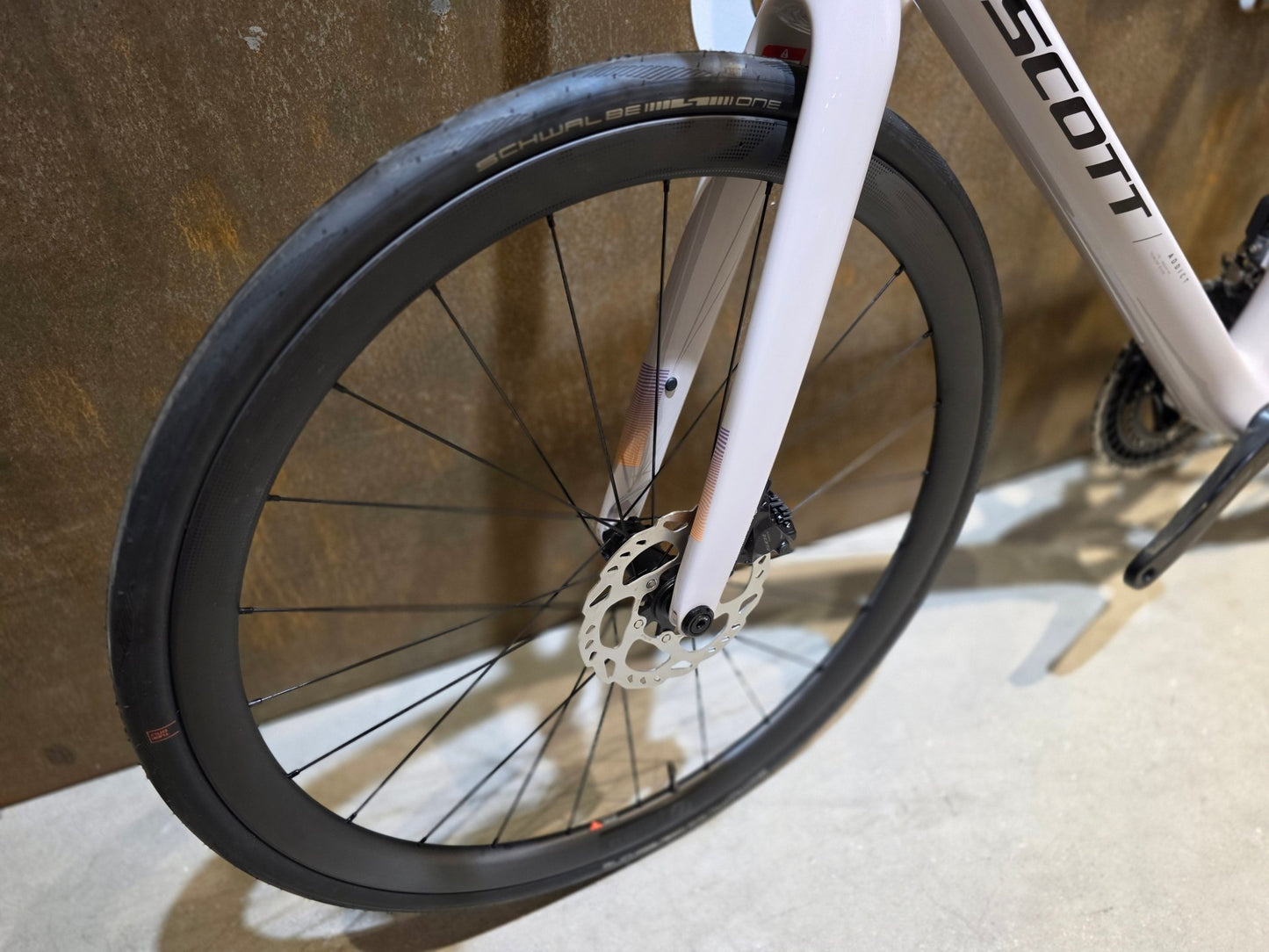Rennrad von Scott, SCOTT ADDICT 30 / HUSHED PINK / M vor USEDBIKES - OB.DE Hintergrund