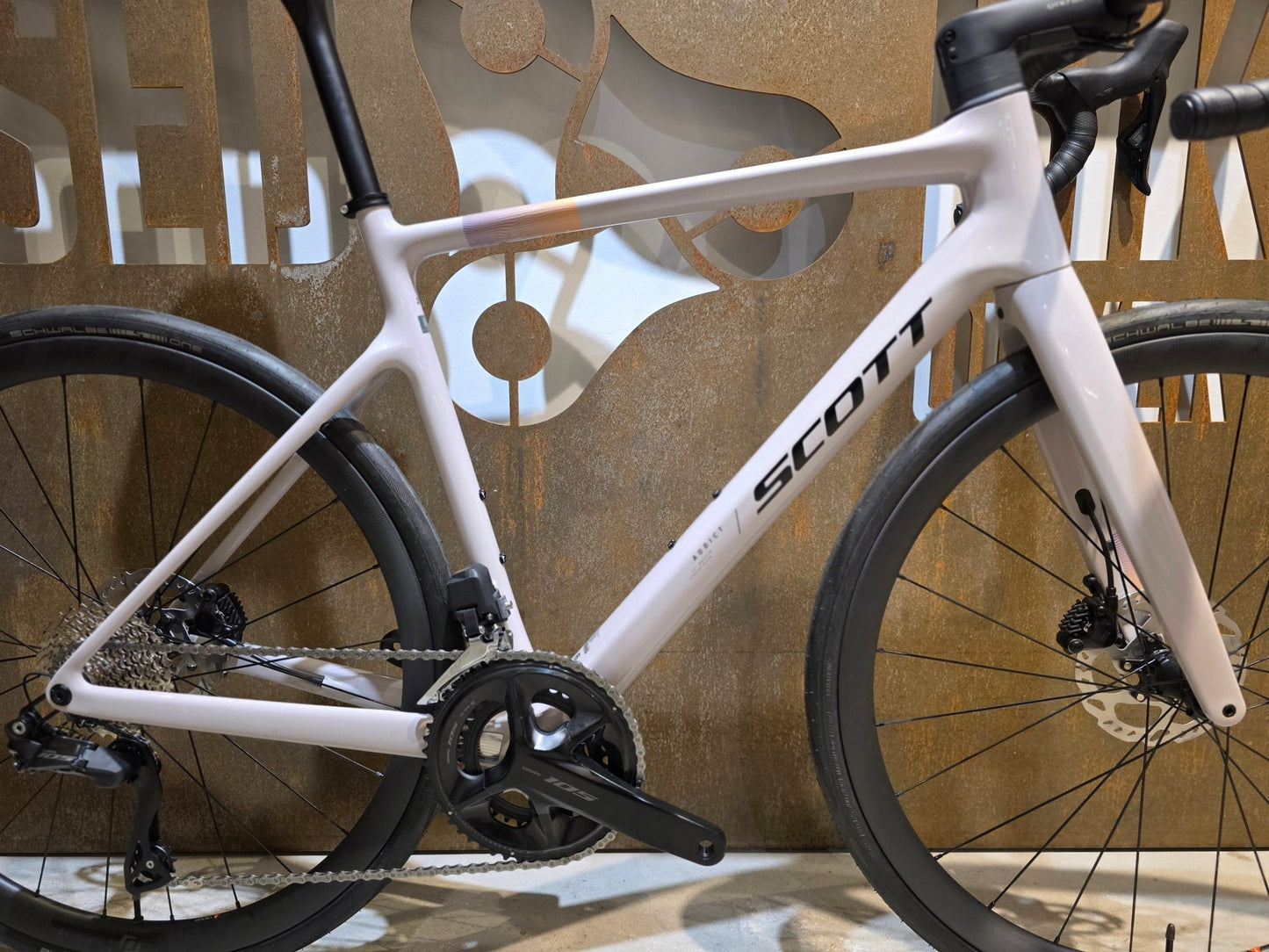Rennrad von Scott, SCOTT ADDICT 30 / HUSHED PINK / M vor USEDBIKES - OB.DE Hintergrund
